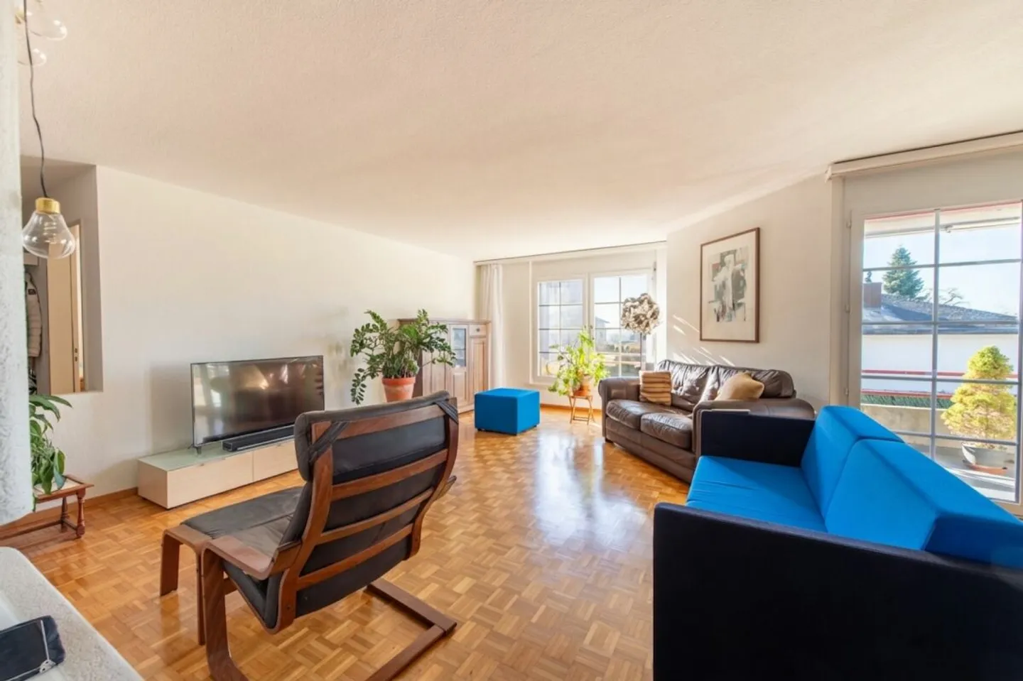 Appartement en rez-de-chaussée lumineux de 5,5 pièces avec beaucoup de confort de vie - Photo 2 sur 13