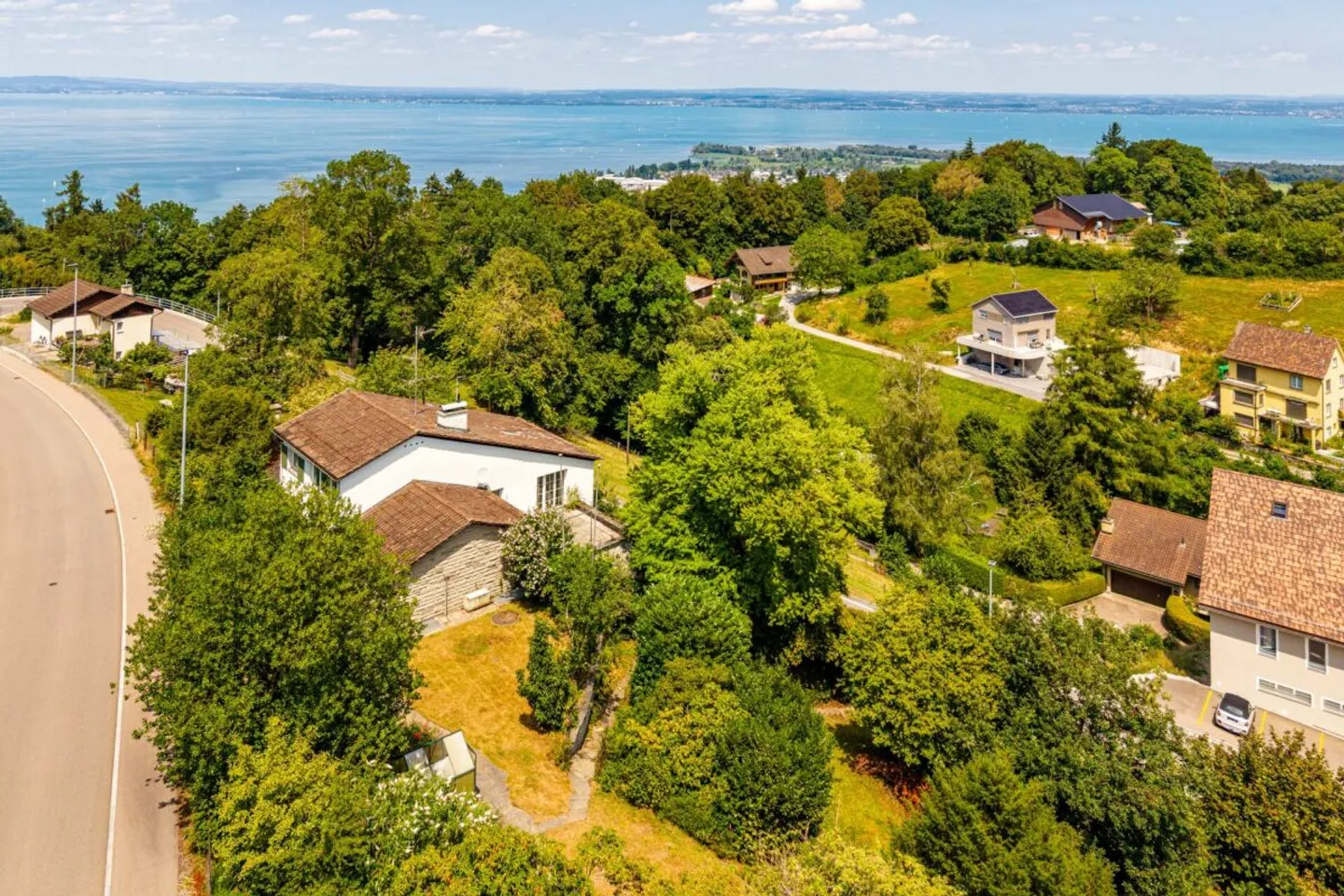 Ampio spazio per la famiglia, gli ospiti, le piccole imprese o l'affitto. Villa caratteristica con appartamento separato in una posizione panoramica cerca un nuovo proprietario che la ristrutturi. - Foto 2 di 8
