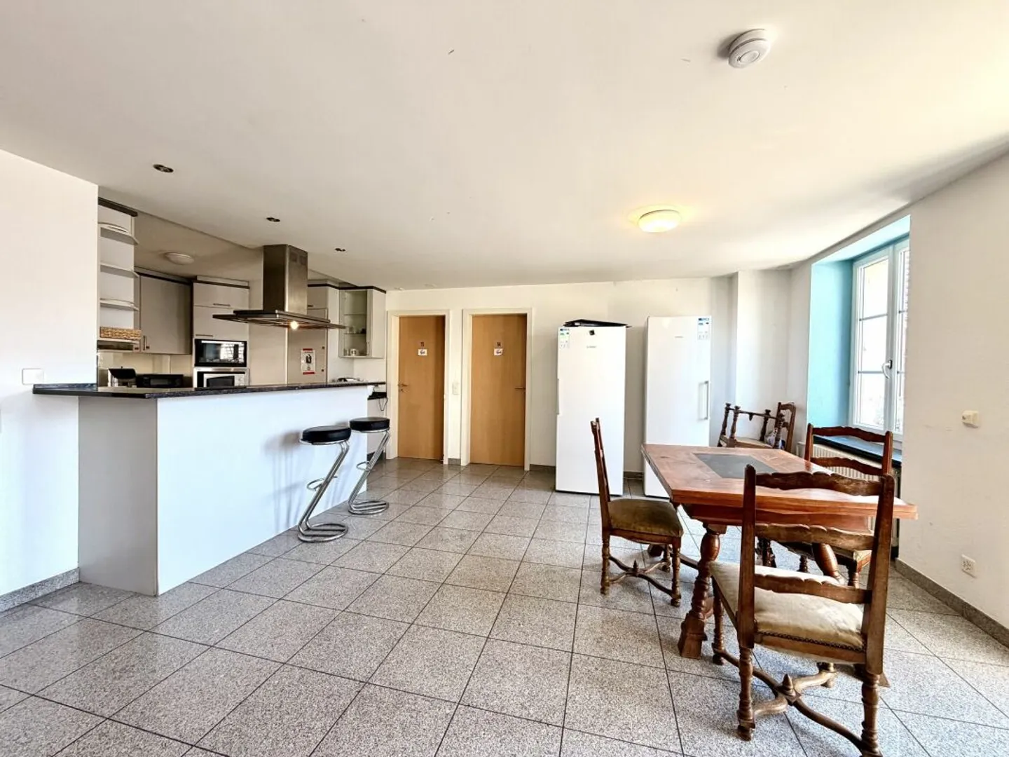 Yield property with 20 rooms and historical charm in Bünzen! - Photo 2 of 13
