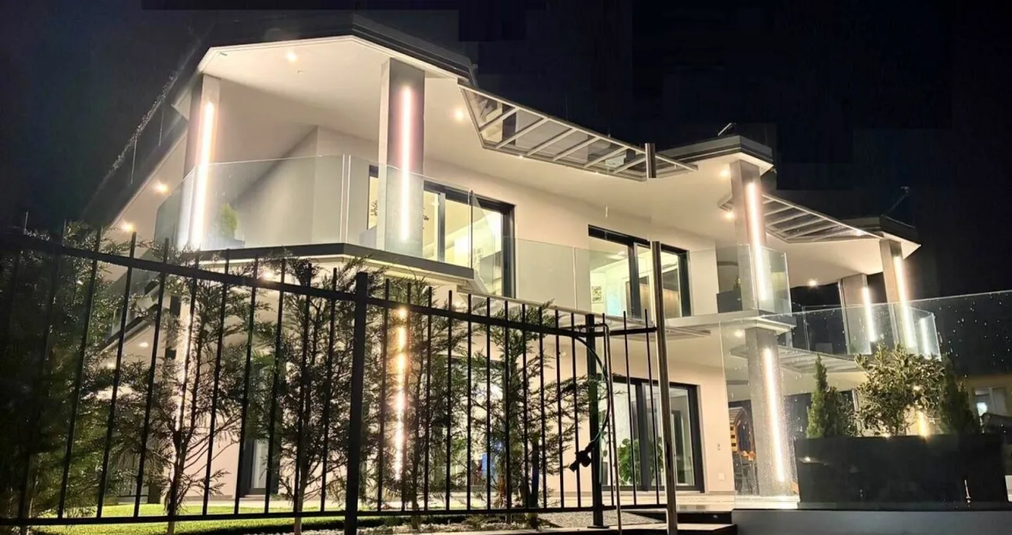 VILLA MODERNE AVEC PISCINE ET TOIT TERRASSE PANORAMIQUE - Photo 1 sur 13