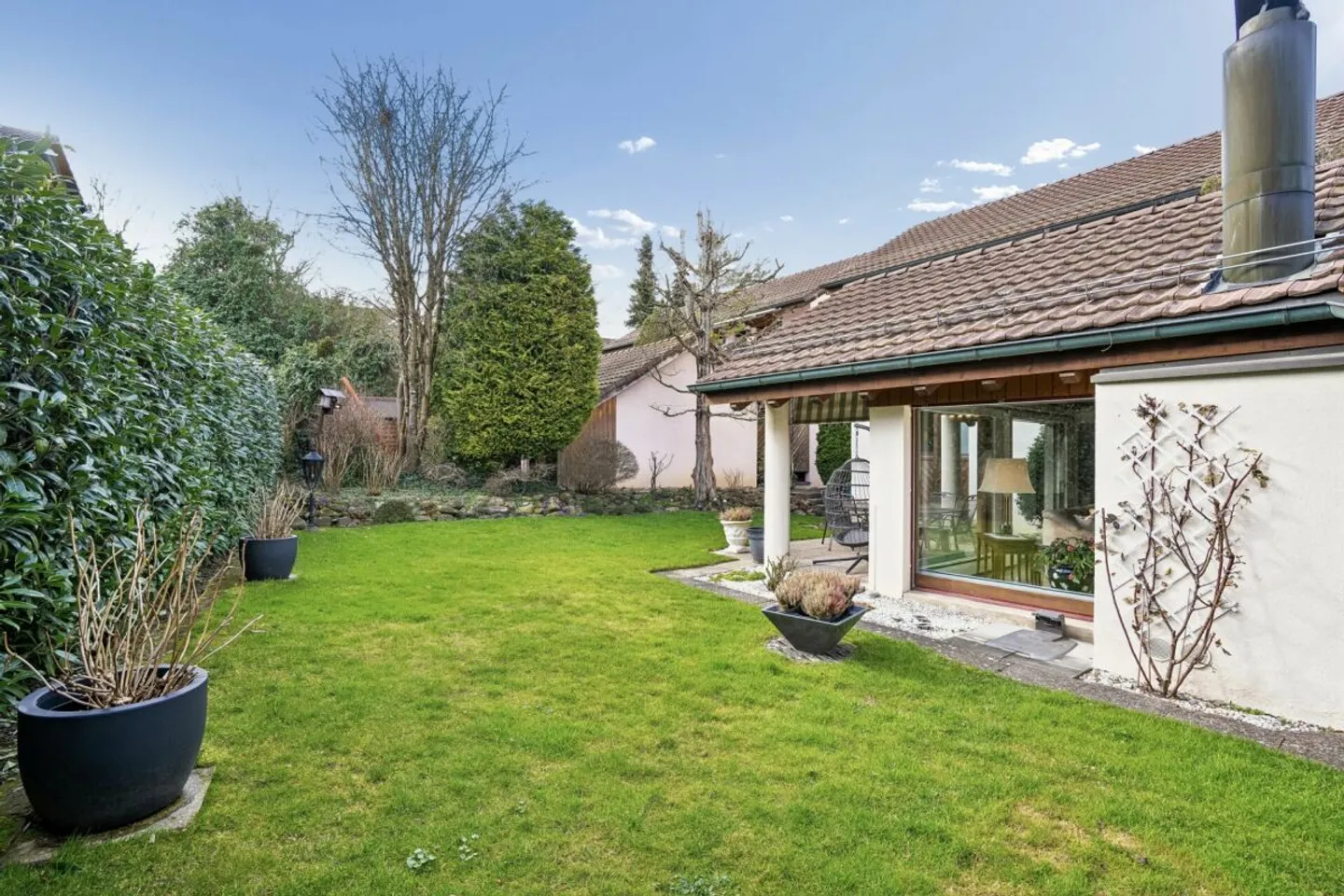 Spacious 7-Room House with Potential in Rüschlikon ZH - Photo 4 of 13