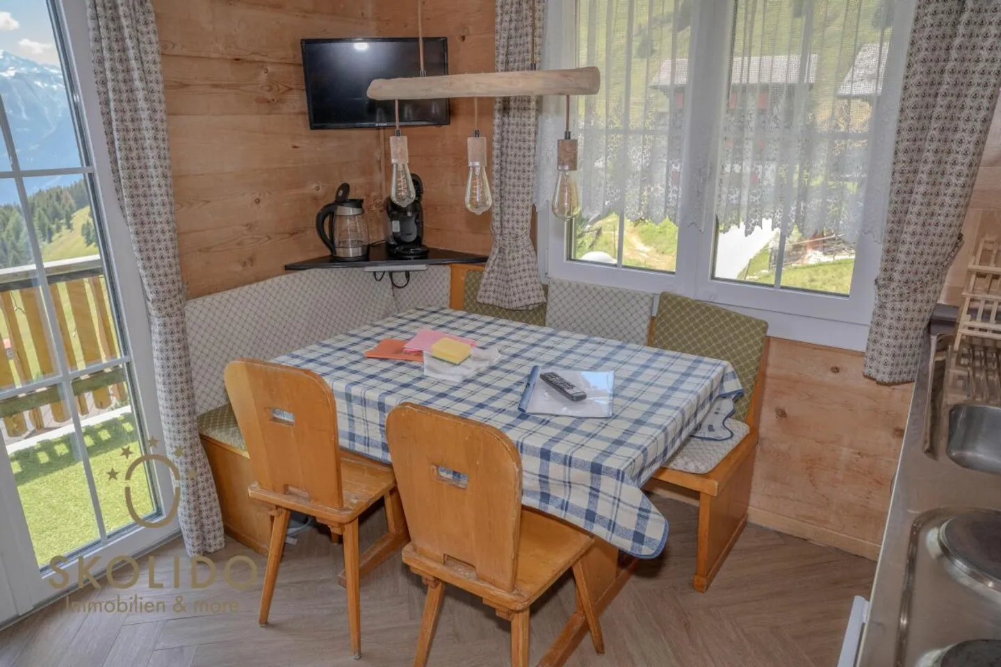 Cozy Attic Apartment (Southwest Side) in House Arve - Photo 3 of 13