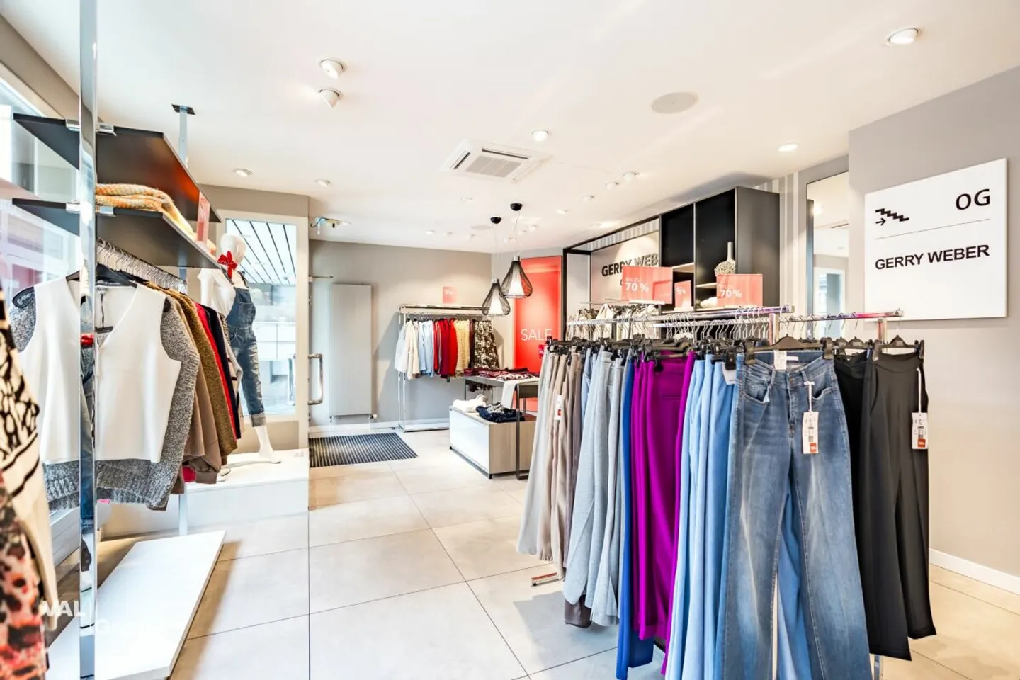 Spazio commerciale unico direttamente nella vivace piazza di Brig - Foto 2 di 13