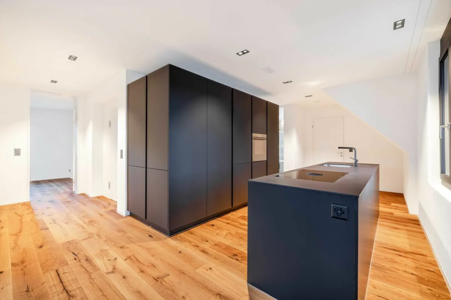 Einzigartige 2.5-Zimmer-Wohnung mit riesiger privater Dachterrasse - Foto 1 von 11