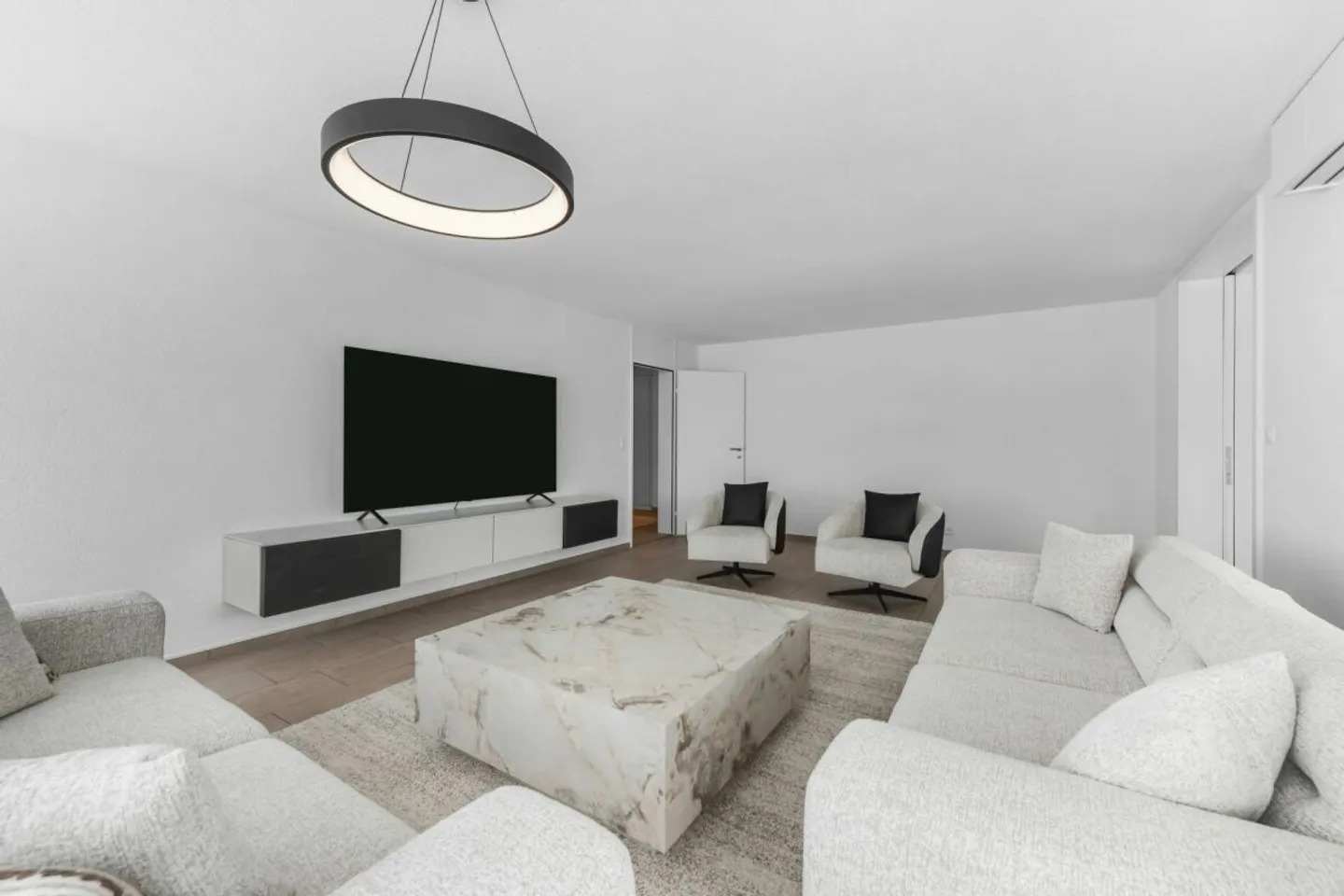 Living with Comfort and a View - 5.5 Rooms in the Center - Photo 3 of 13