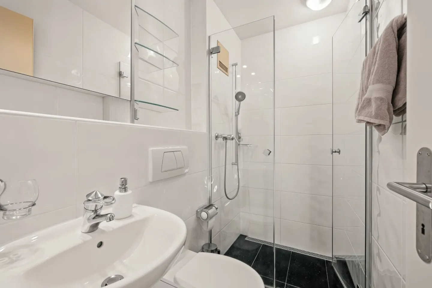 Spacieuse maison individuelle de 6,5 pièces avec piscine &amp; jardin d'hiver - Photo 11 sur 13
