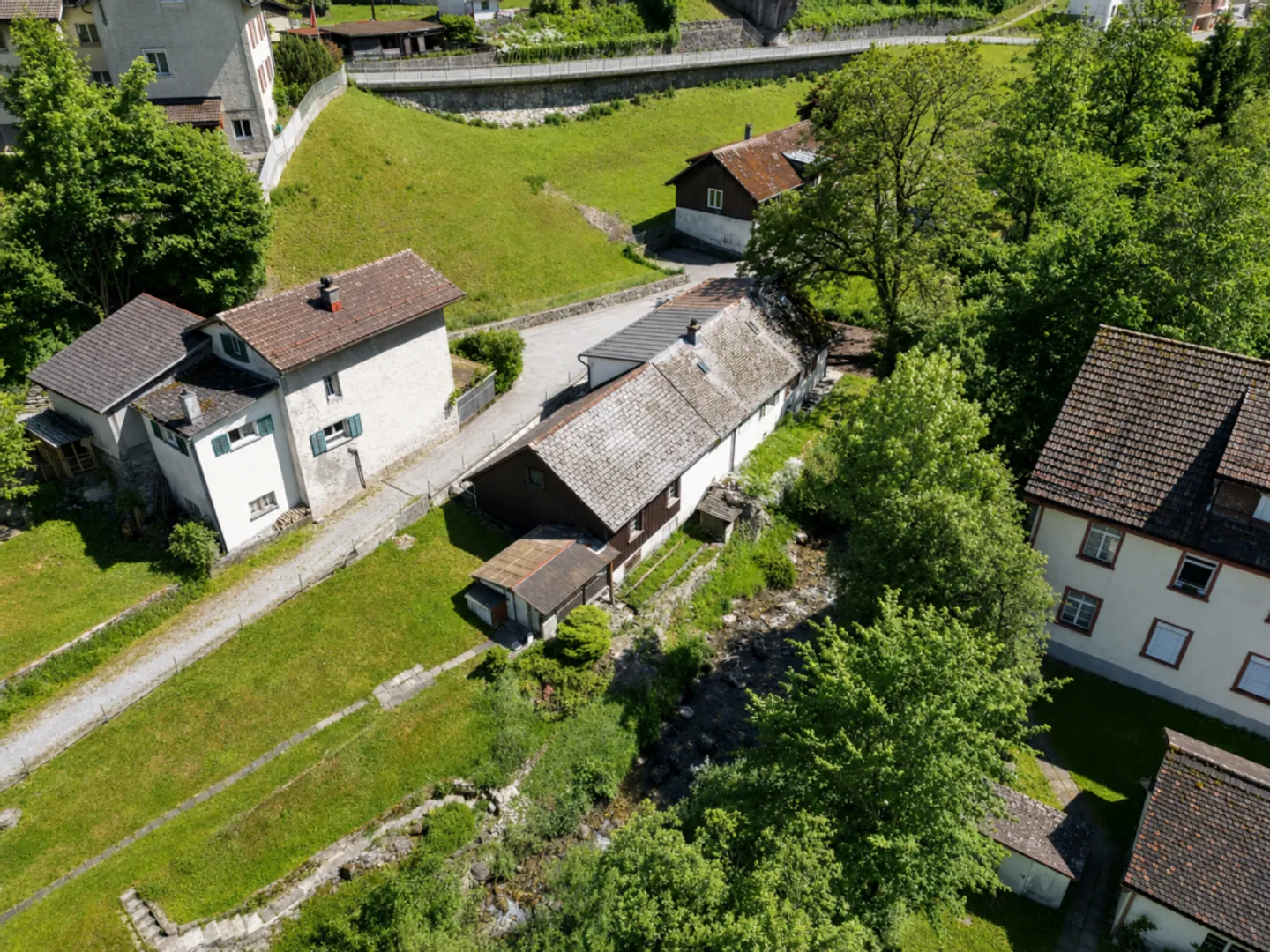 Casa bifamiliare con grande giardino in posizione tranquilla a Riedern GL - Foto 2 di 13