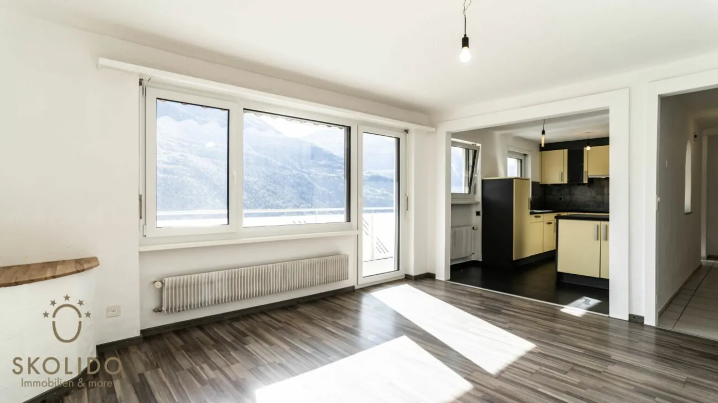 Sunny and renovated 4.5-room apartment with unobstructed panoramic views - Photo 1 of 13