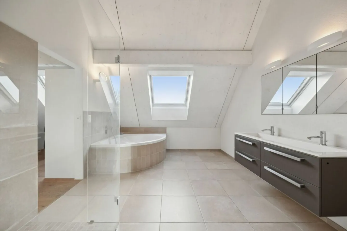 Fattoria elegante con due unità abitative a Kölliken - Foto 3 di 9