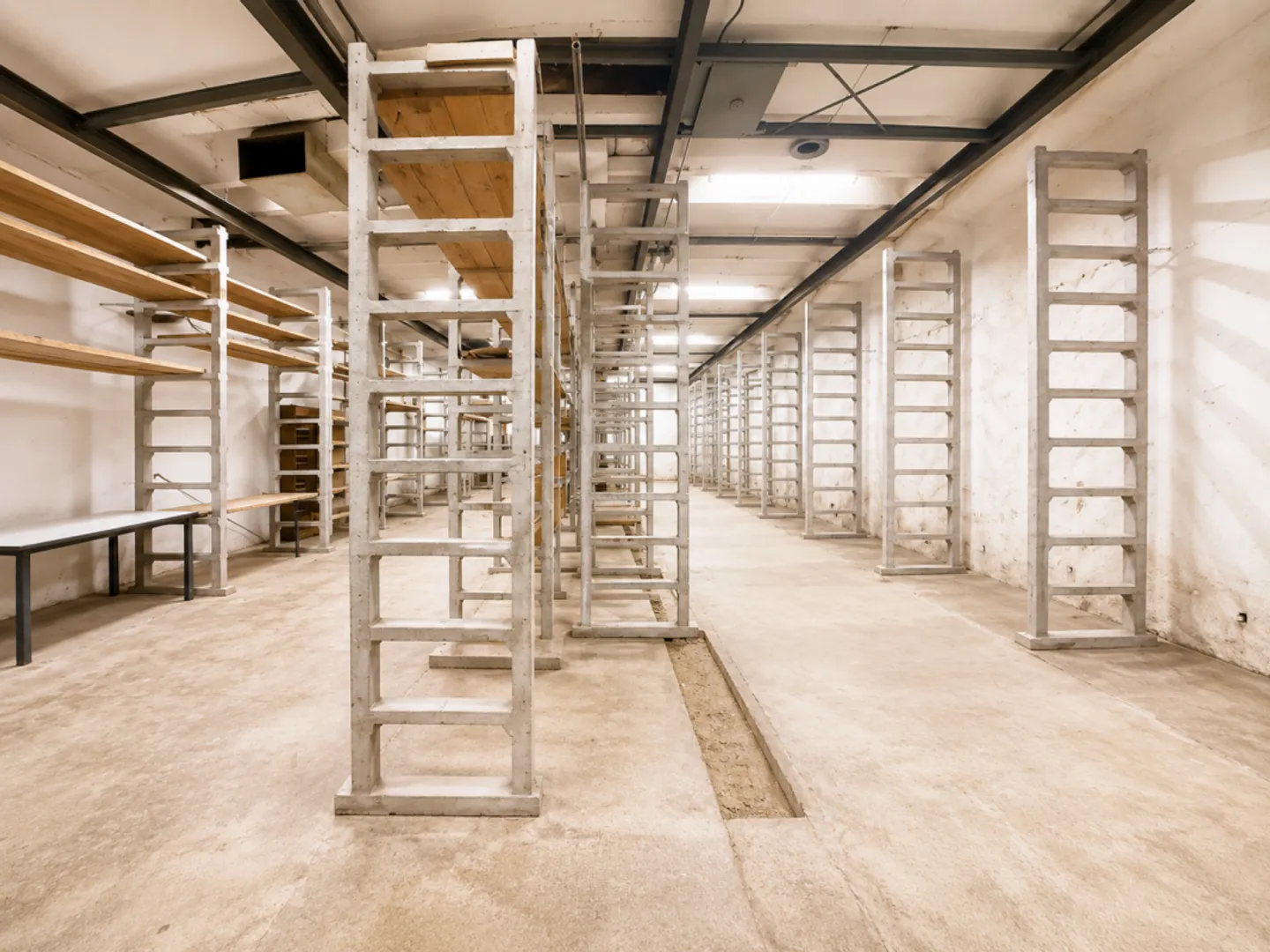 Versatile commercial space with storage area - Photo 7 of 8