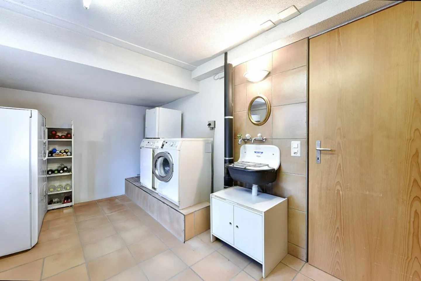 Detached Family Home with Garden - Photo 10 of 13
