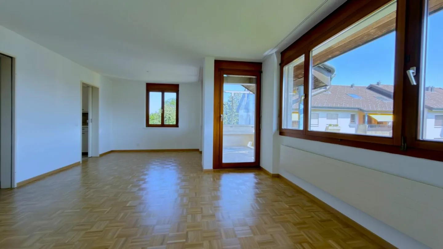 Large Renovated 5.0 Maisonette Apartment with Balcony in a Quiet Location Solothurn - Photo 7 of 13