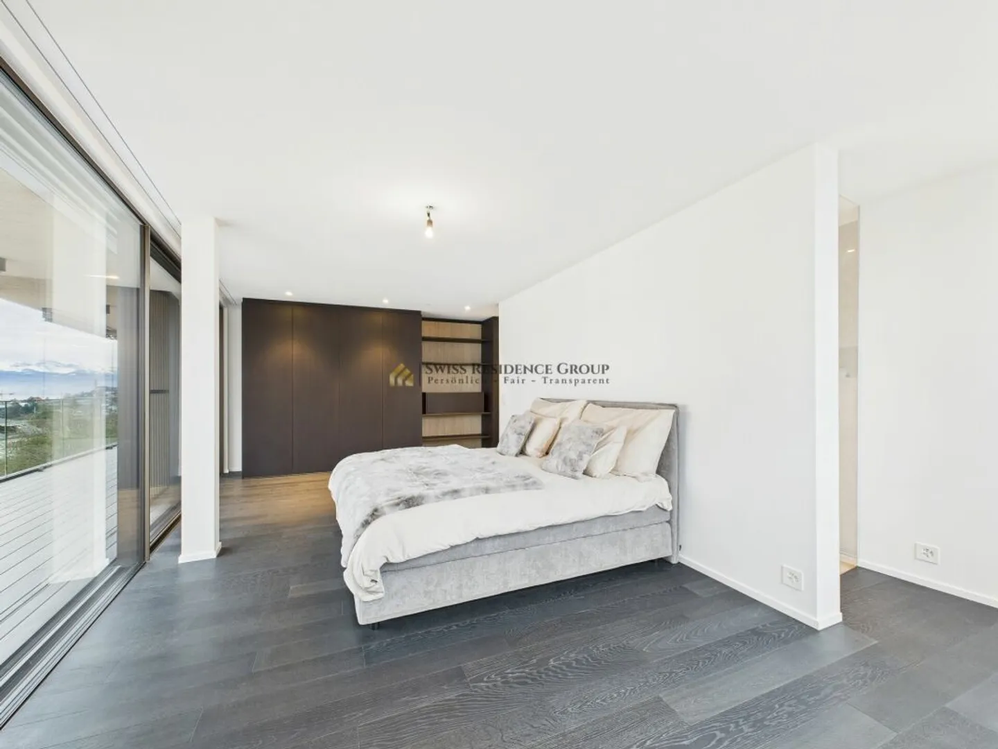 Vivere privilegiato sul lago di Zurigo con: residenza di 5,5 stanze con piscina privata, giardino, vista lago e montagna - Foto 10 di 13