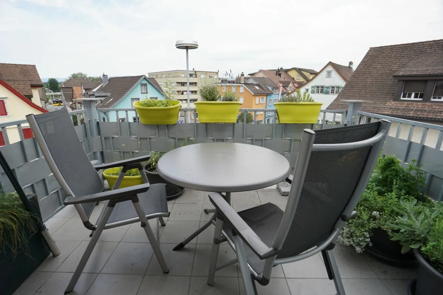 Appartement 4.5 pièces dans un emplacement central - Photo 3 sur 8