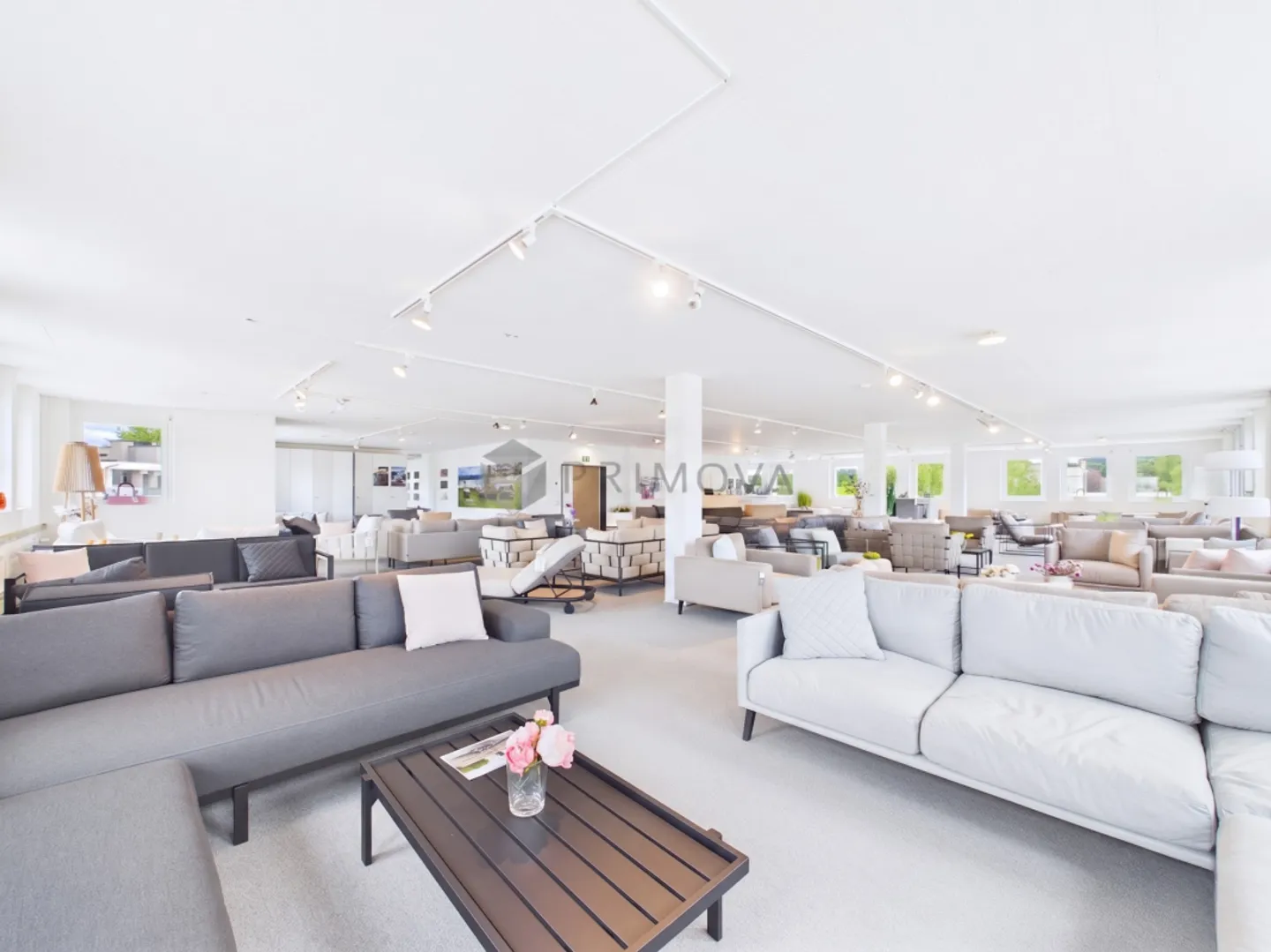 Showroom, Warehouse & Rooftop Terrace - achievable gross yield up to 6% - Photo 3 of 13