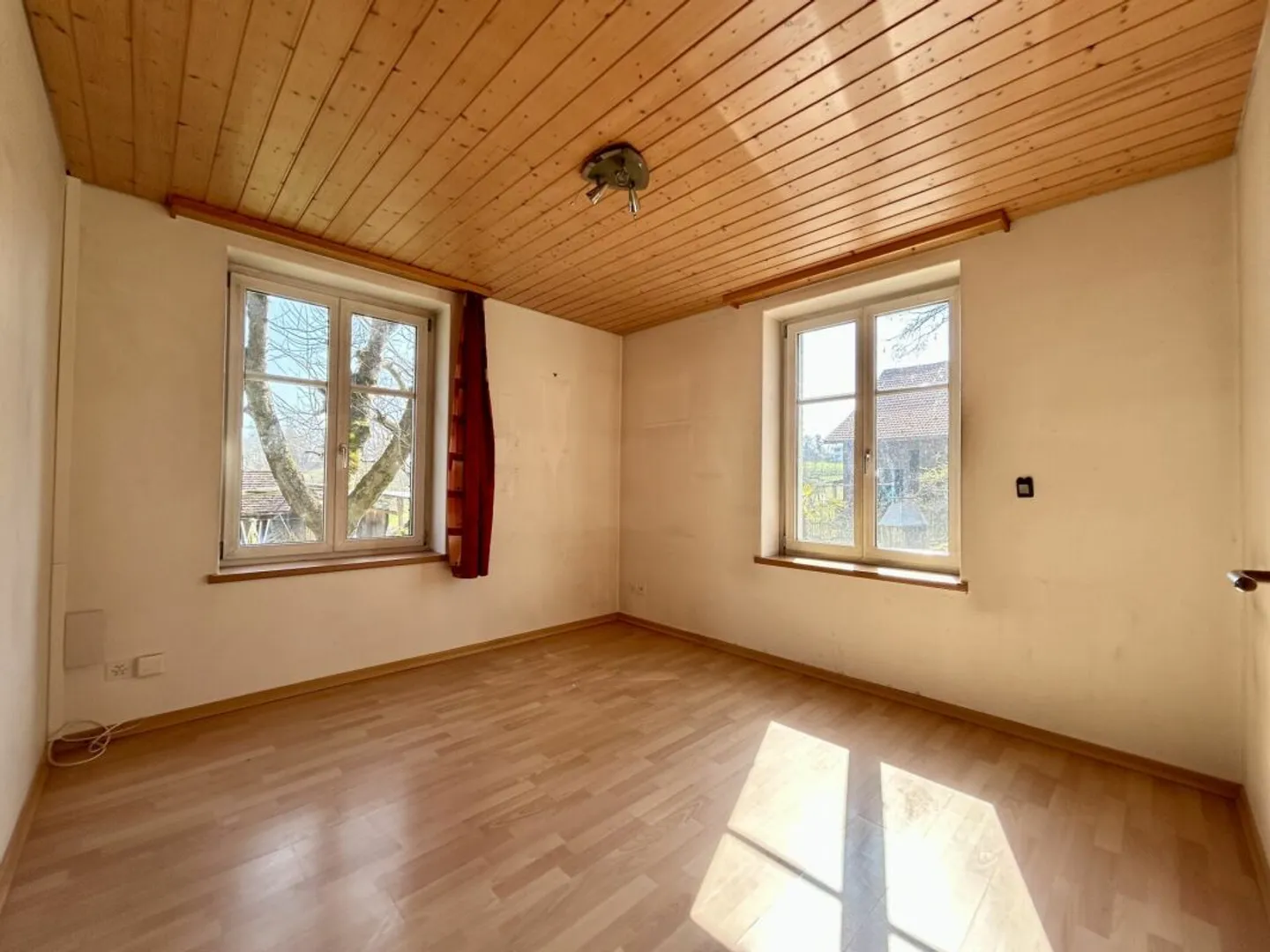 Maniero con due appartamenti, fienile e area circostante - Foto 7 di 13