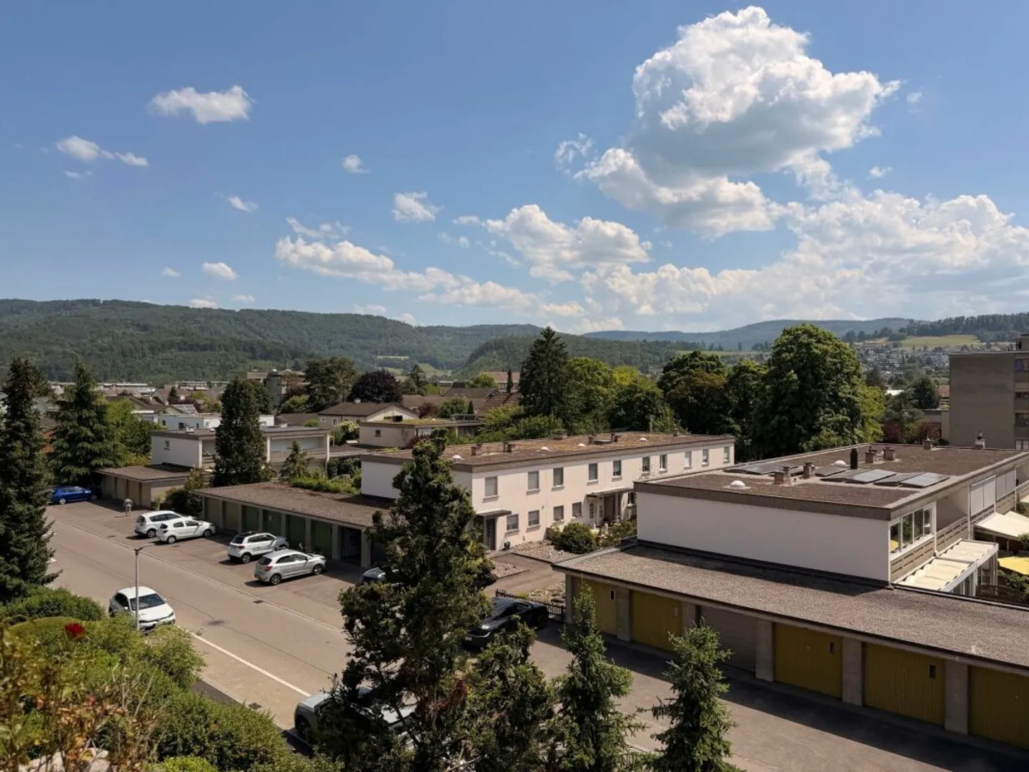 Appartement 2.5 pièces ensoleillé avec belle vue et place de parking à Aesch - Photo 9 sur 12