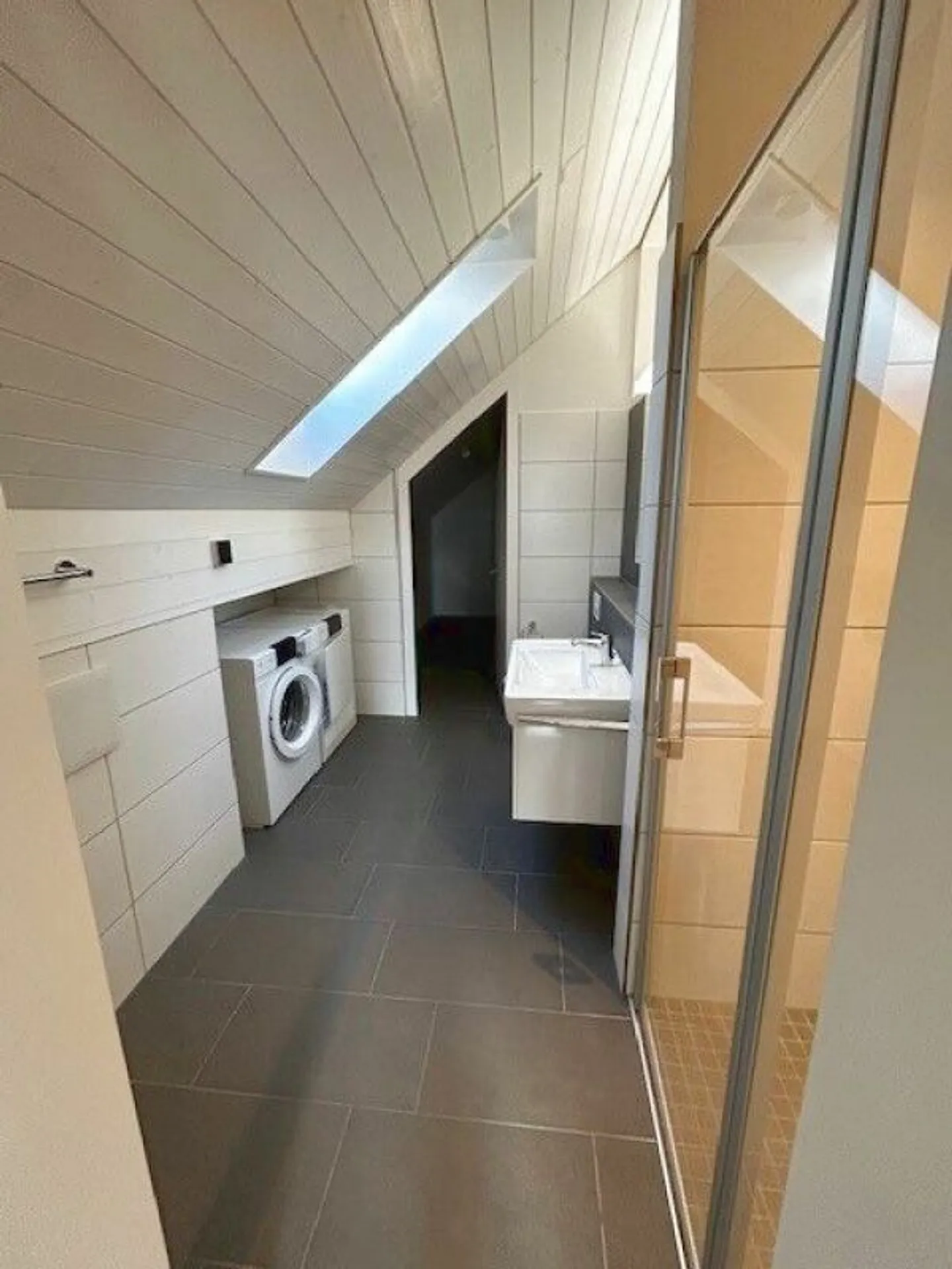 Appartement en duplex moderne de 4,5 pièces avec galerie, deux salles de bains et balcon ensoleillé - Photo 7 sur 11