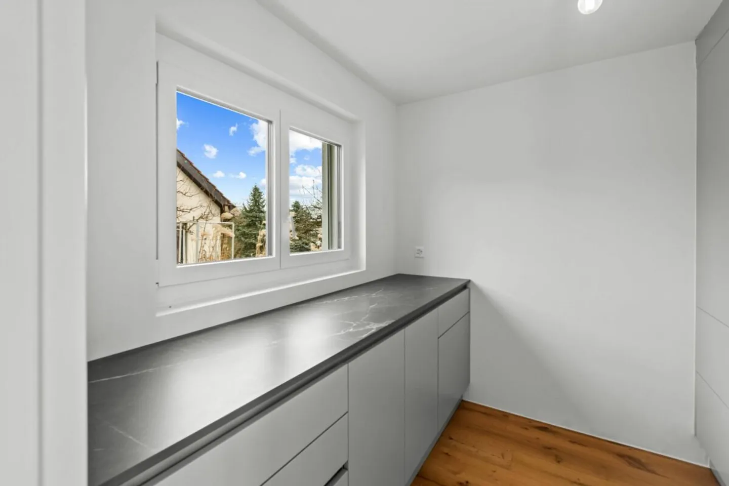 2025 Ristrutturato - Casa Indipendente di 5.5 Stanze a Bergdietikon - Foto 10 di 13