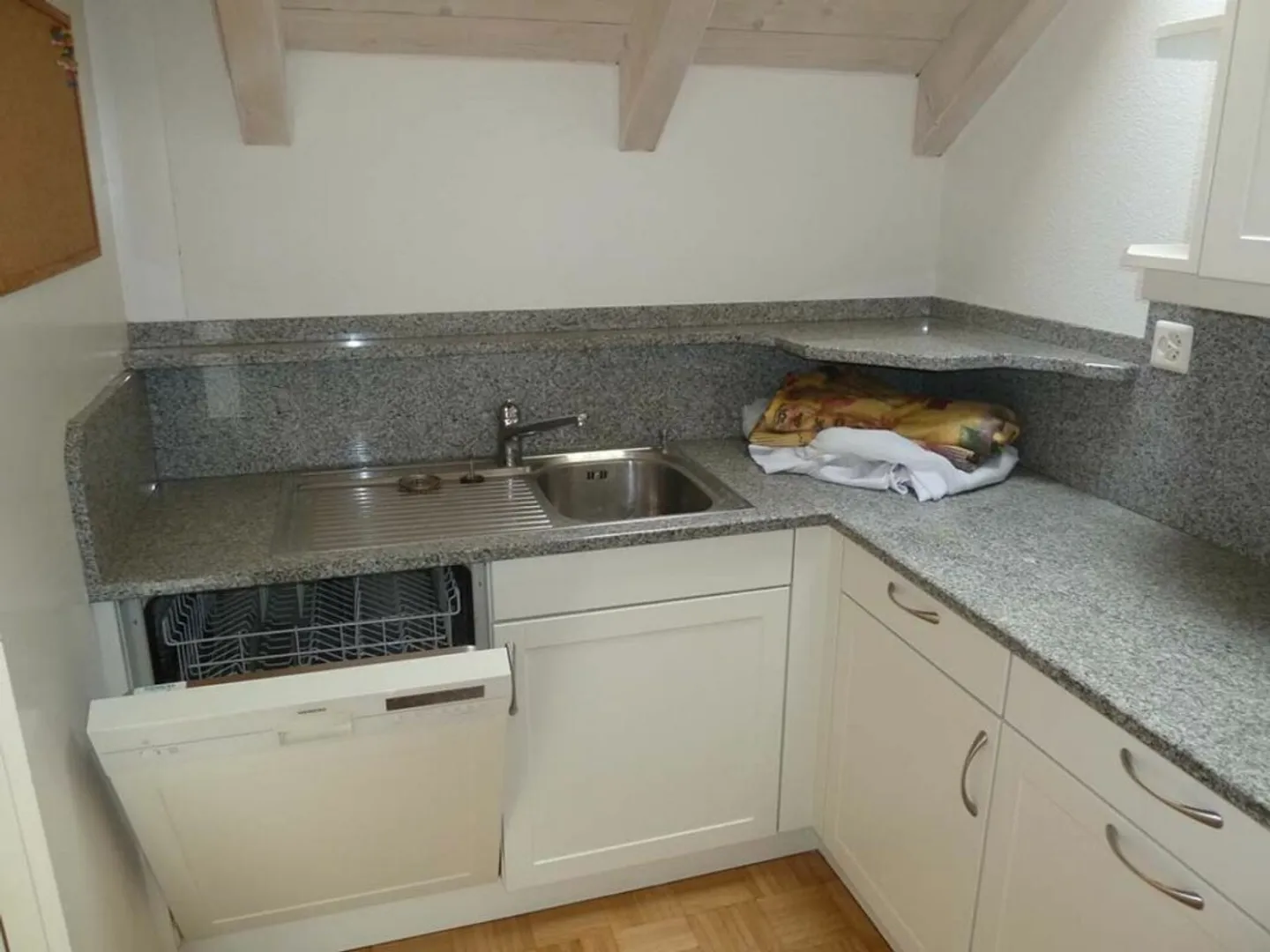 Appartement mansardé de 3,5 pièces avec poêle en stéatite et galerie - Photo 2 sur 8