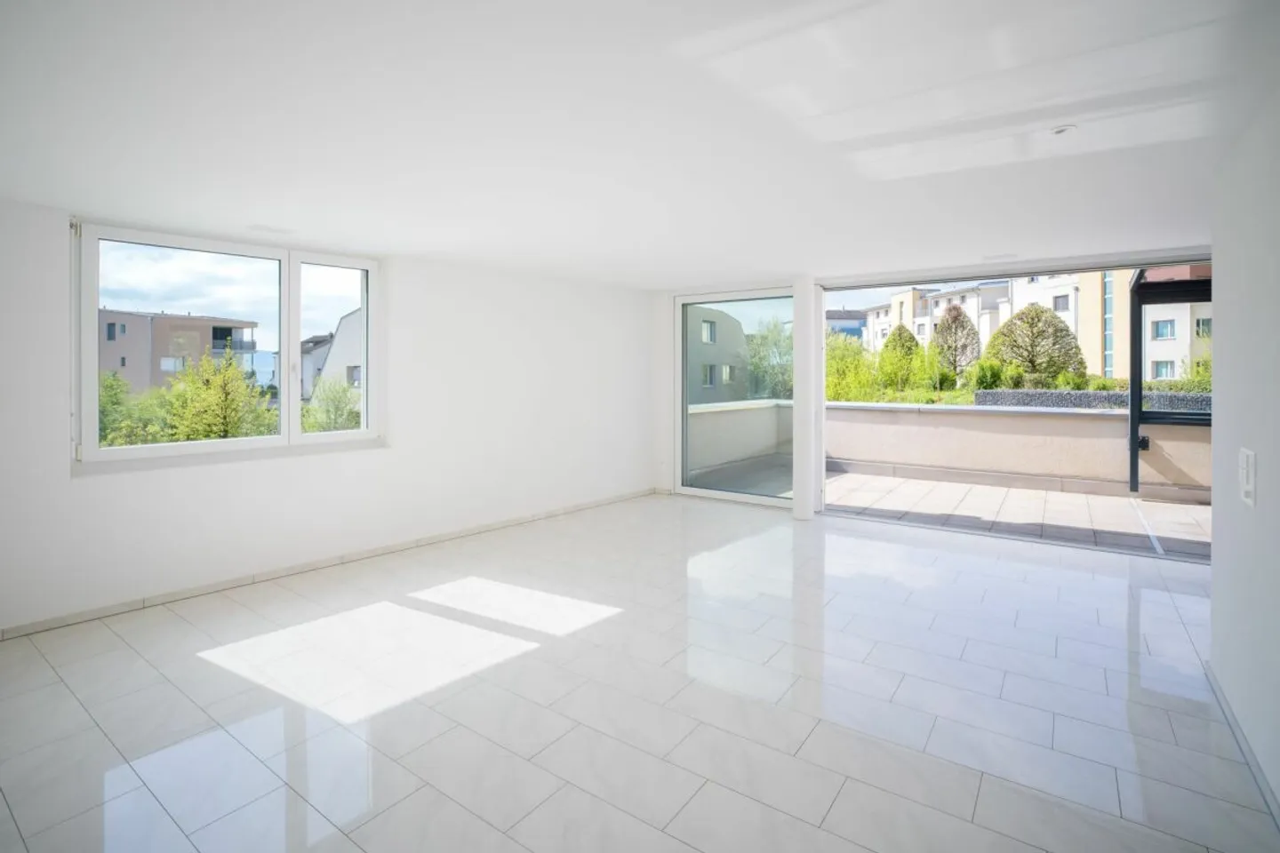 Appartement en terrasse lumineux de 3,5 pièces - Photo 2 sur 8