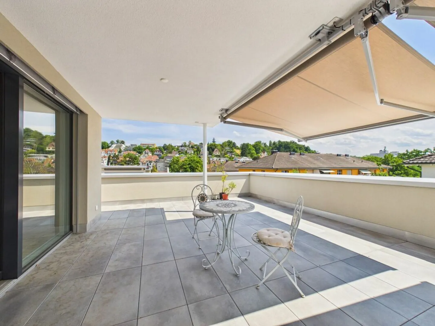 Exclusive 3.5-room penthouse apartment with generous outdoor spaces in Binningen - Photo 1 of 13