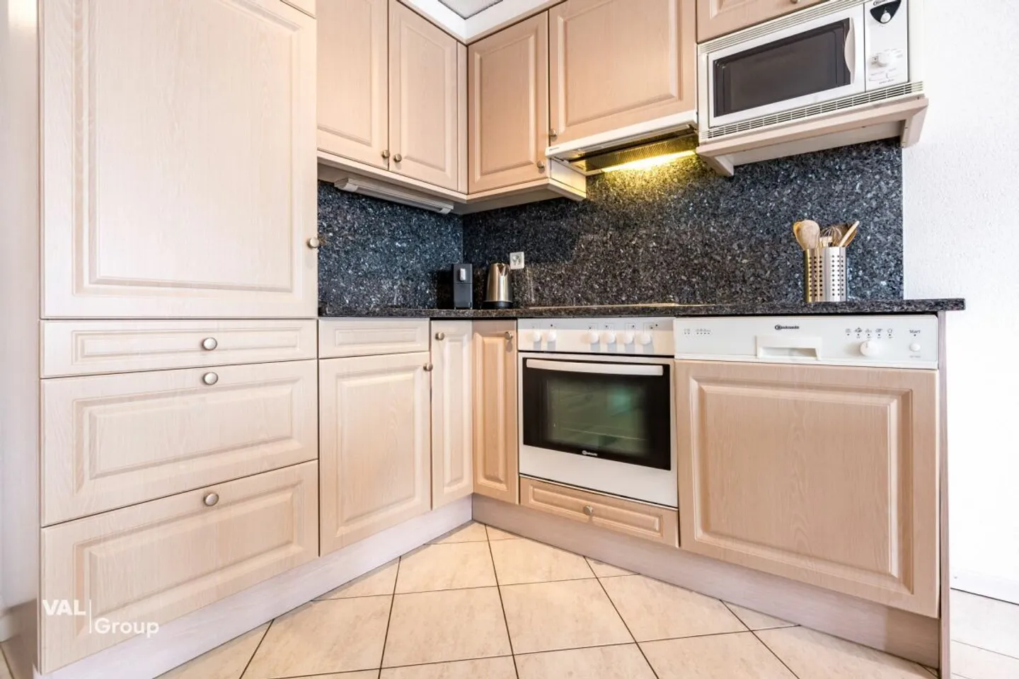 Small, fine & profitable - Studio with underground parking - Photo 6 of 9