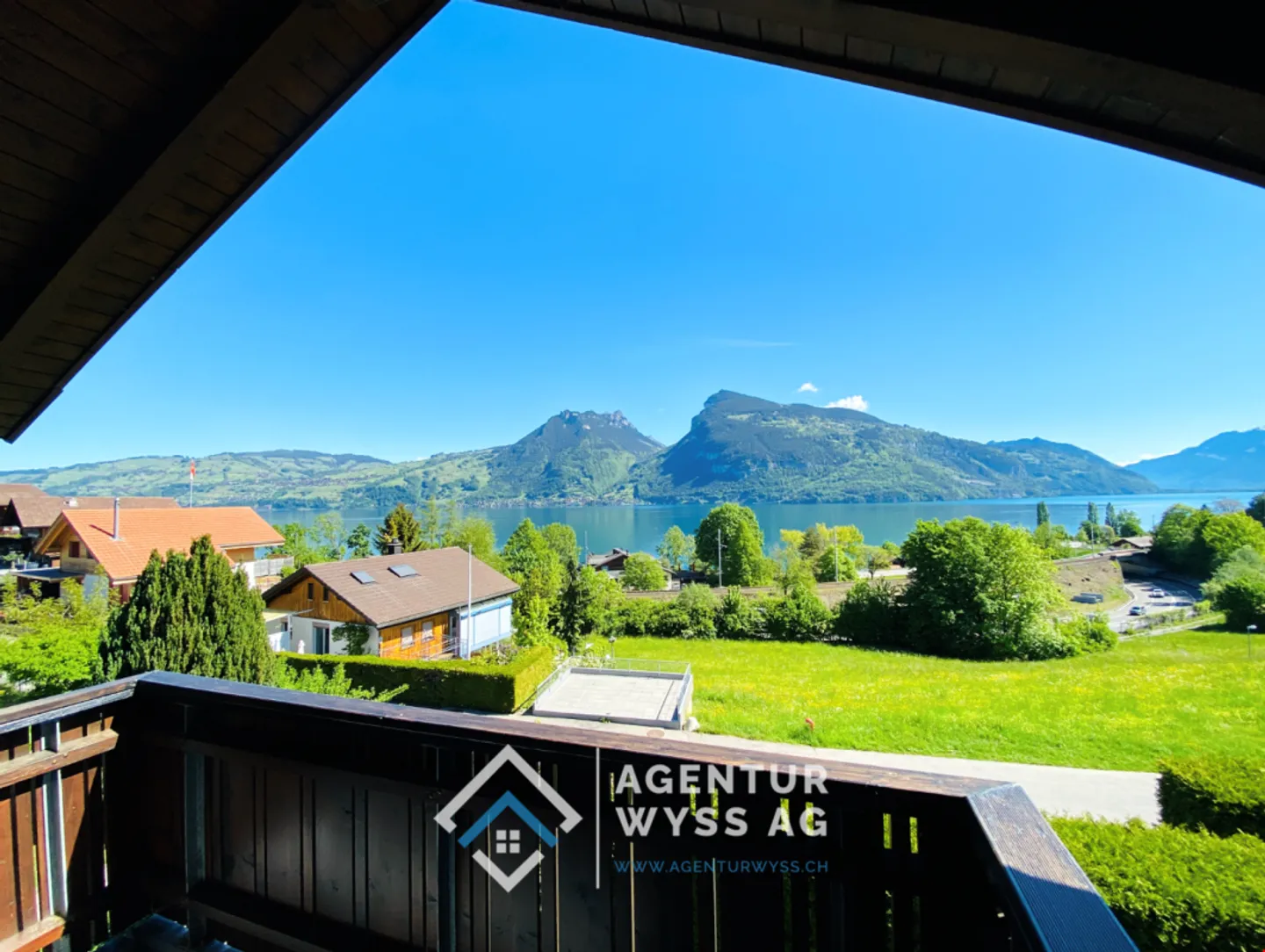 Agenzia Wyss AG: Bellissima casa a schiera 4.5 locali a Faulensee con vista lago - Foto 4 di 11