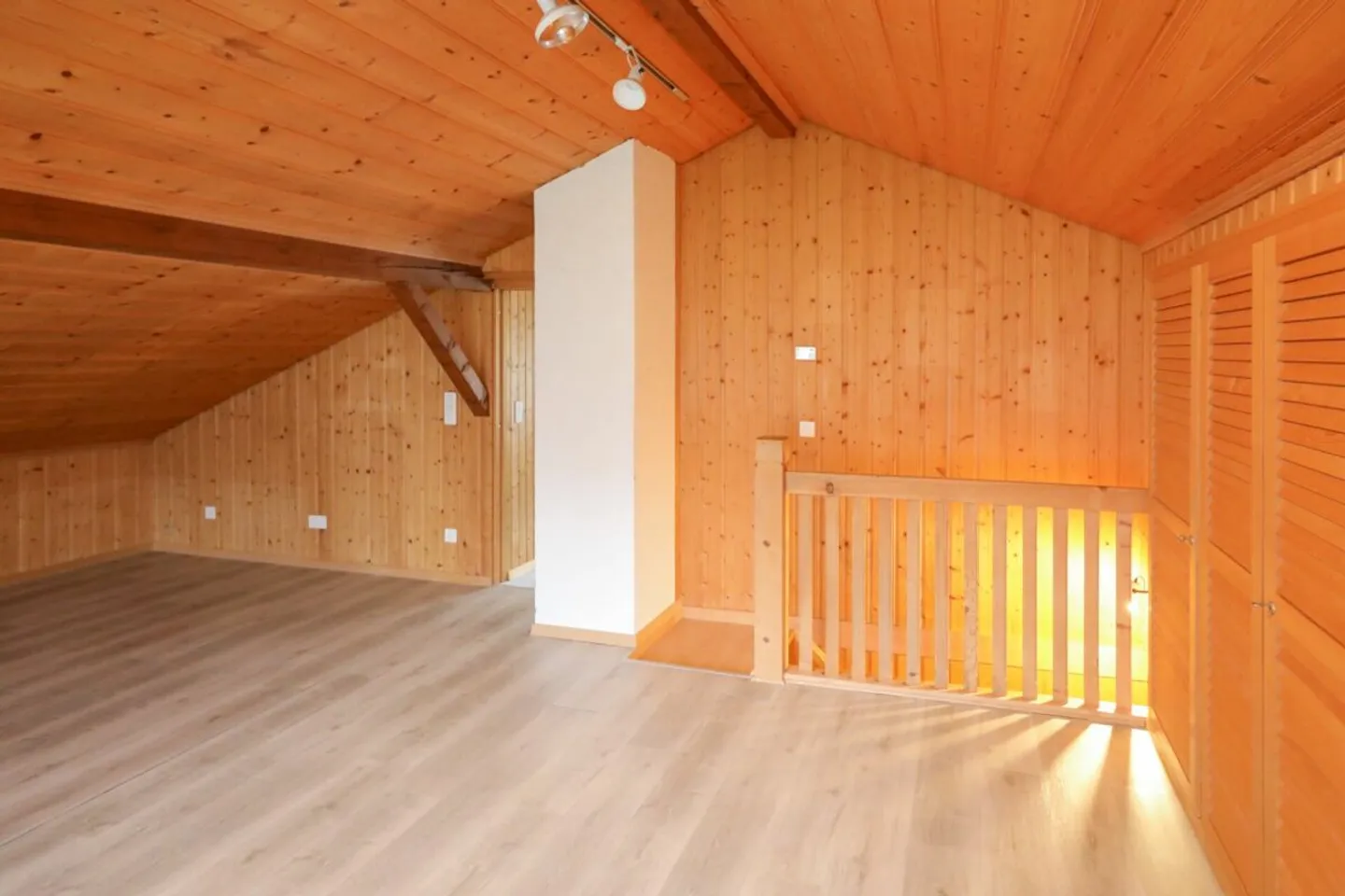 Ampia casa bifamiliare con garage - Foto 5 di 9