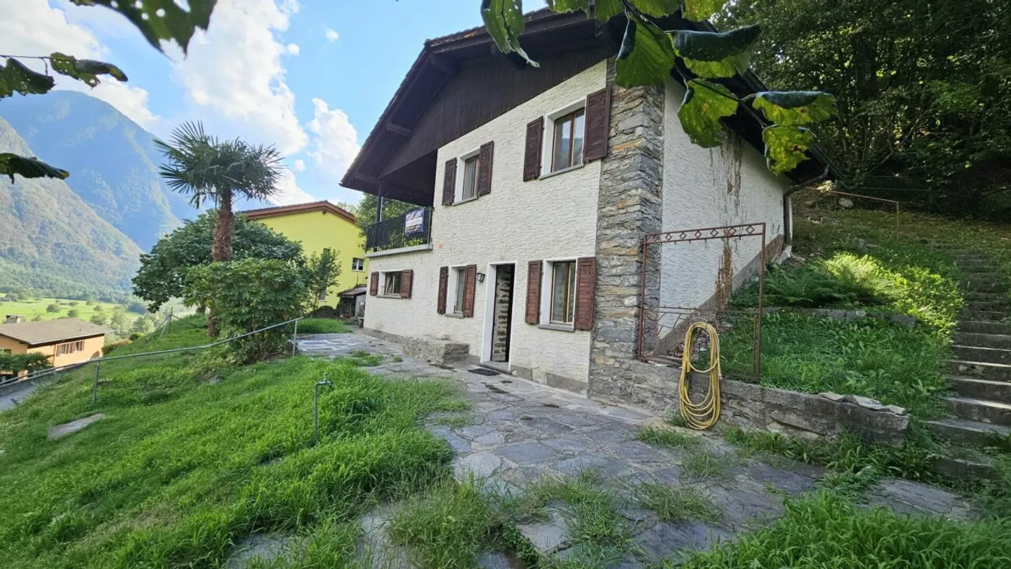 INTERESTING SINGLE-FAMILY HOUSE IN GRONO-LEGGIA - Photo 2 of 13
