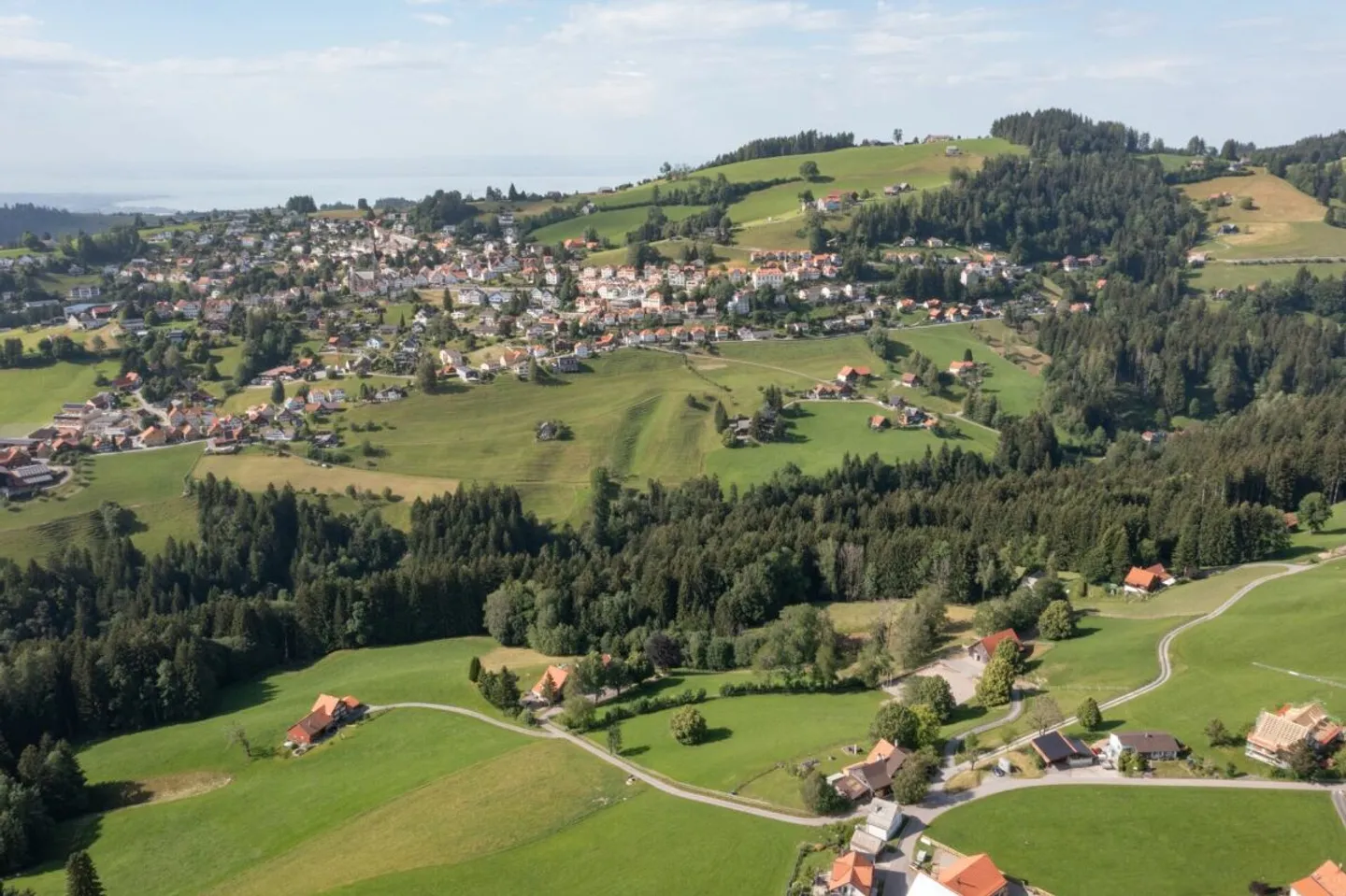 Maison appenzelloise rénovée très généreuse avec une intimité absolue - Photo 2 sur 2