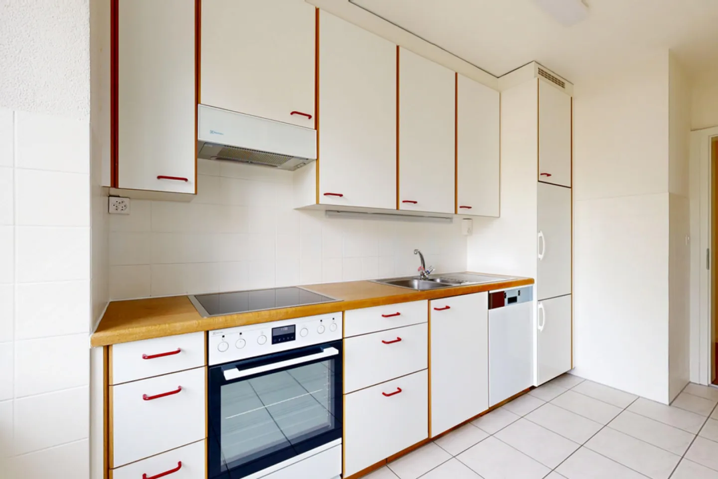 Appartement lumineux de 3 pièces au rez-de-chaussée avec balcon et lave-linge-sèche-linge - Photo 5 sur 11