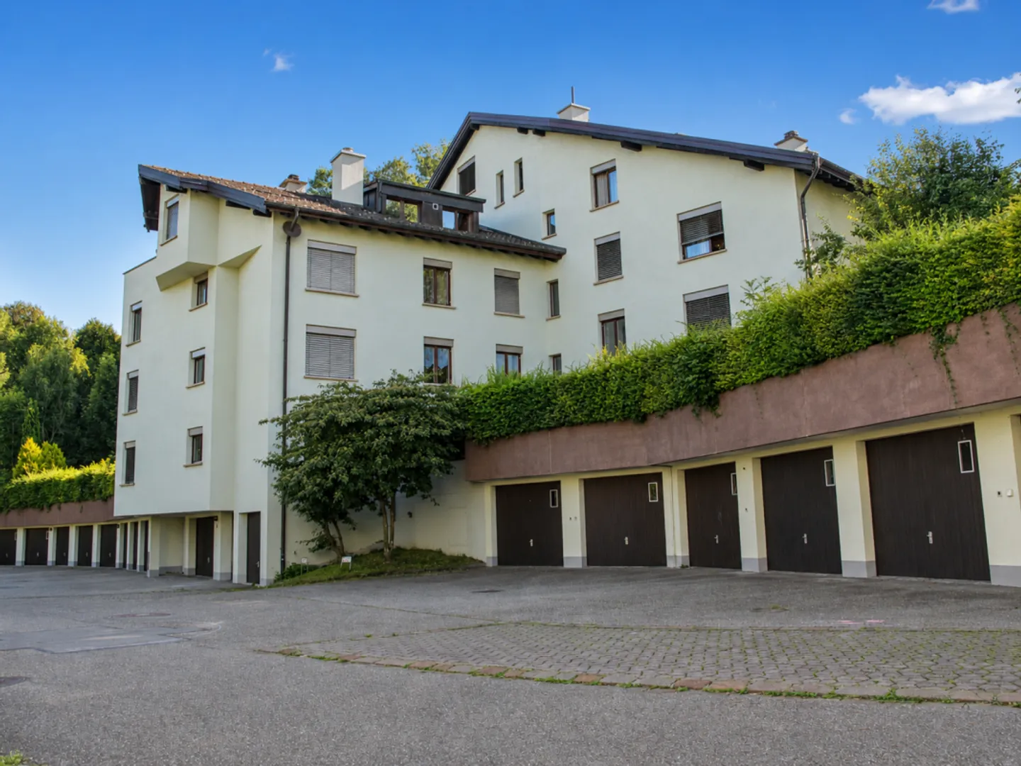Spacious 5.5-room apartment with fireplace and sunny balcony - Photo 1 of 13