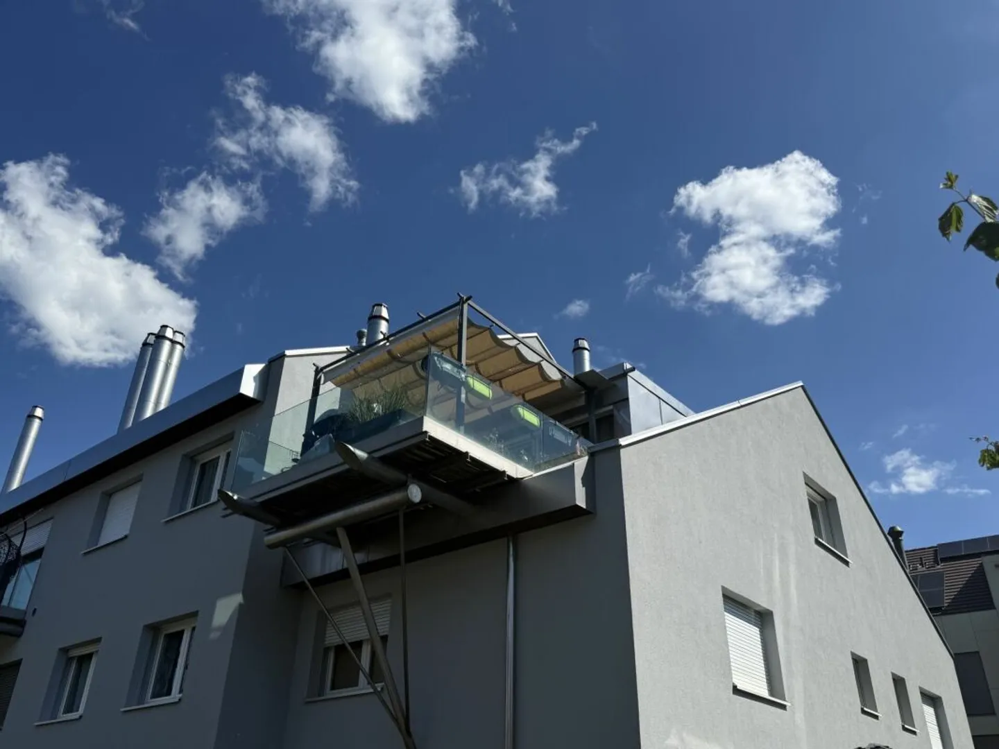 Dachgeschoss-Duplexwohnung mit 5,5 Zimmern in einer grünen Umgebung - Foto 2 von 13