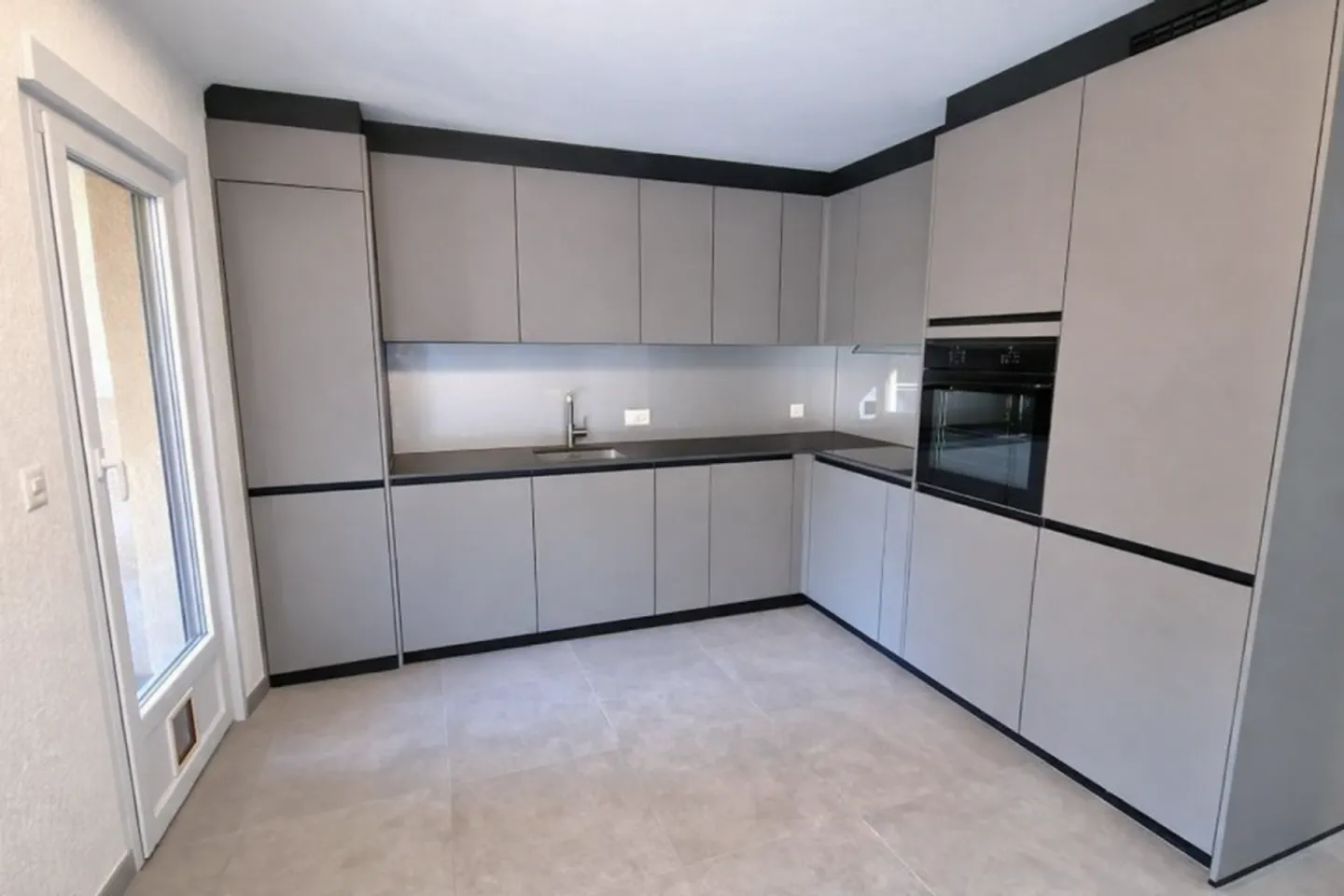 CALM, WITH GARDEN - Photo 6 of 10