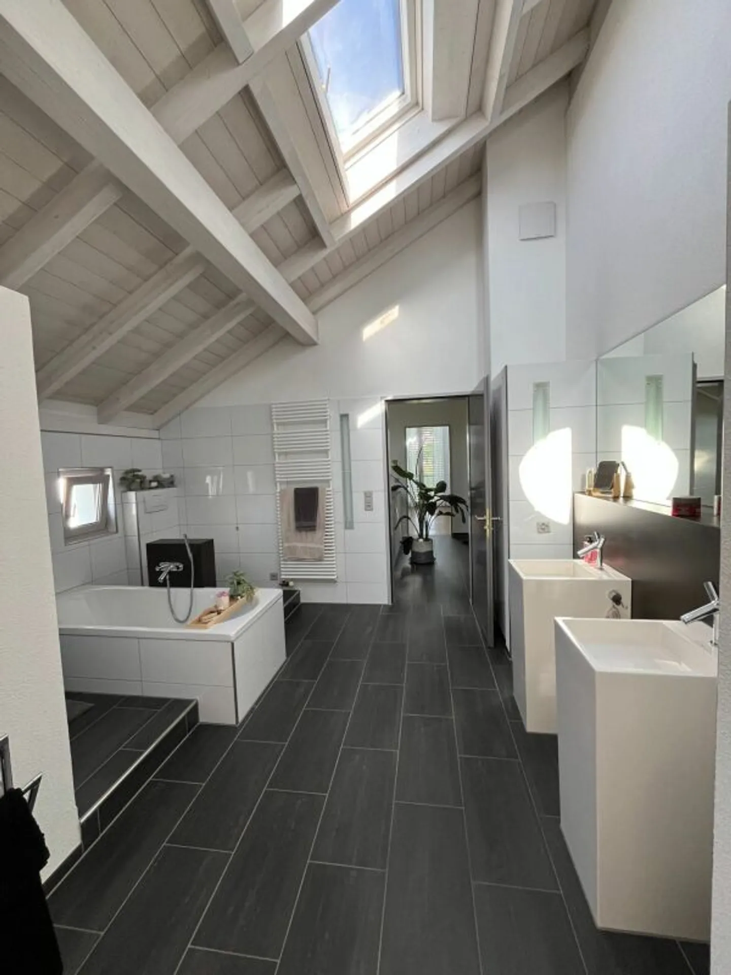 Casa familiare moderna con piscina - Foto 9 di 13