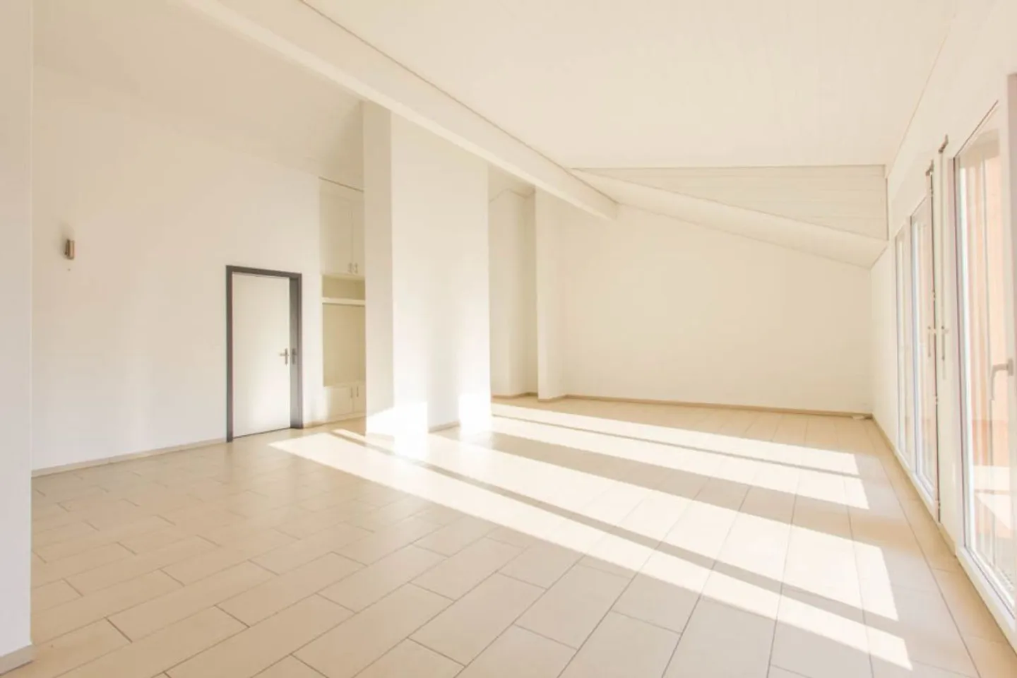 Appartement en attique attrayant et lumineux avec vue - Photo 3 sur 13