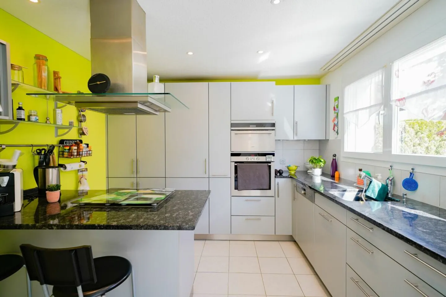 Detached single-family house with well-kept surroundings in an attractive location - Photo 4 of 13