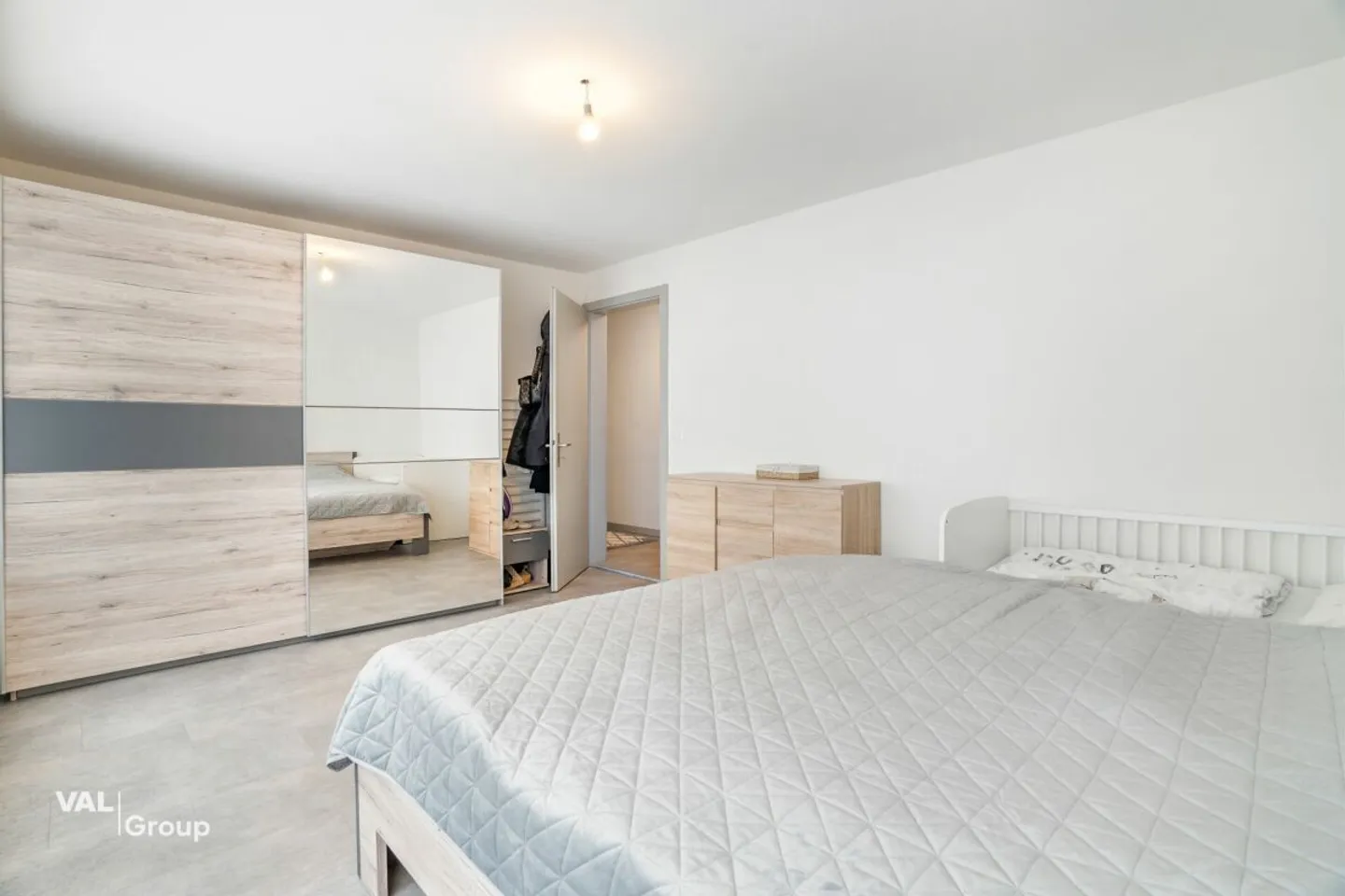 Modern Living in Prime Location - Spacious 4.5-Room Apartment - Photo 7 of 13