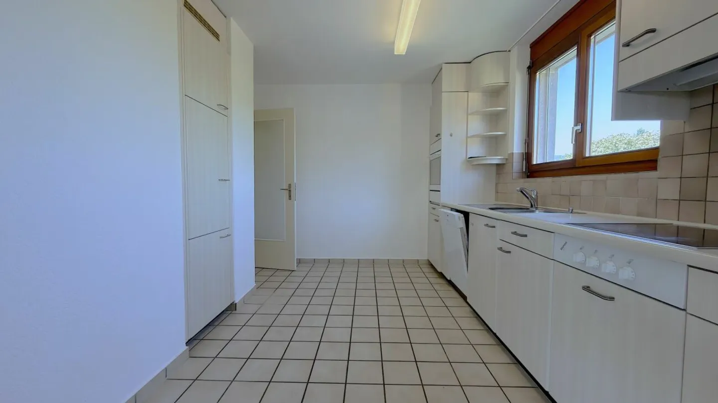 Large Renovated 5.0 Maisonette Apartment with Balcony in a Quiet Location Solothurn - Photo 13 of 13
