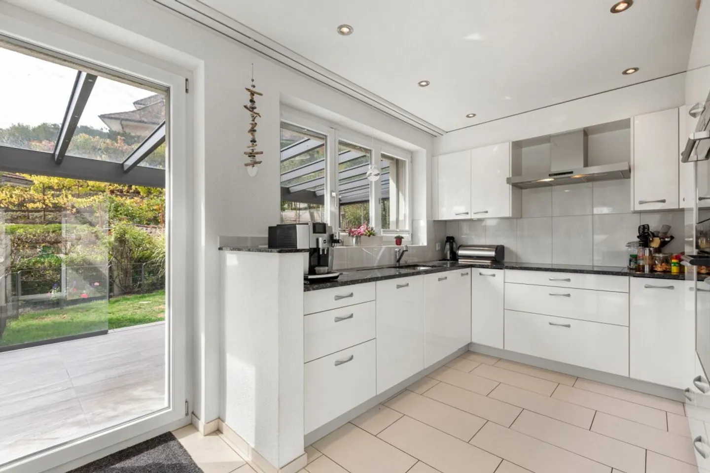 Well-maintained 5.5-room corner townhouse in a quiet residential area with idyllic garden - Photo 7 of 13