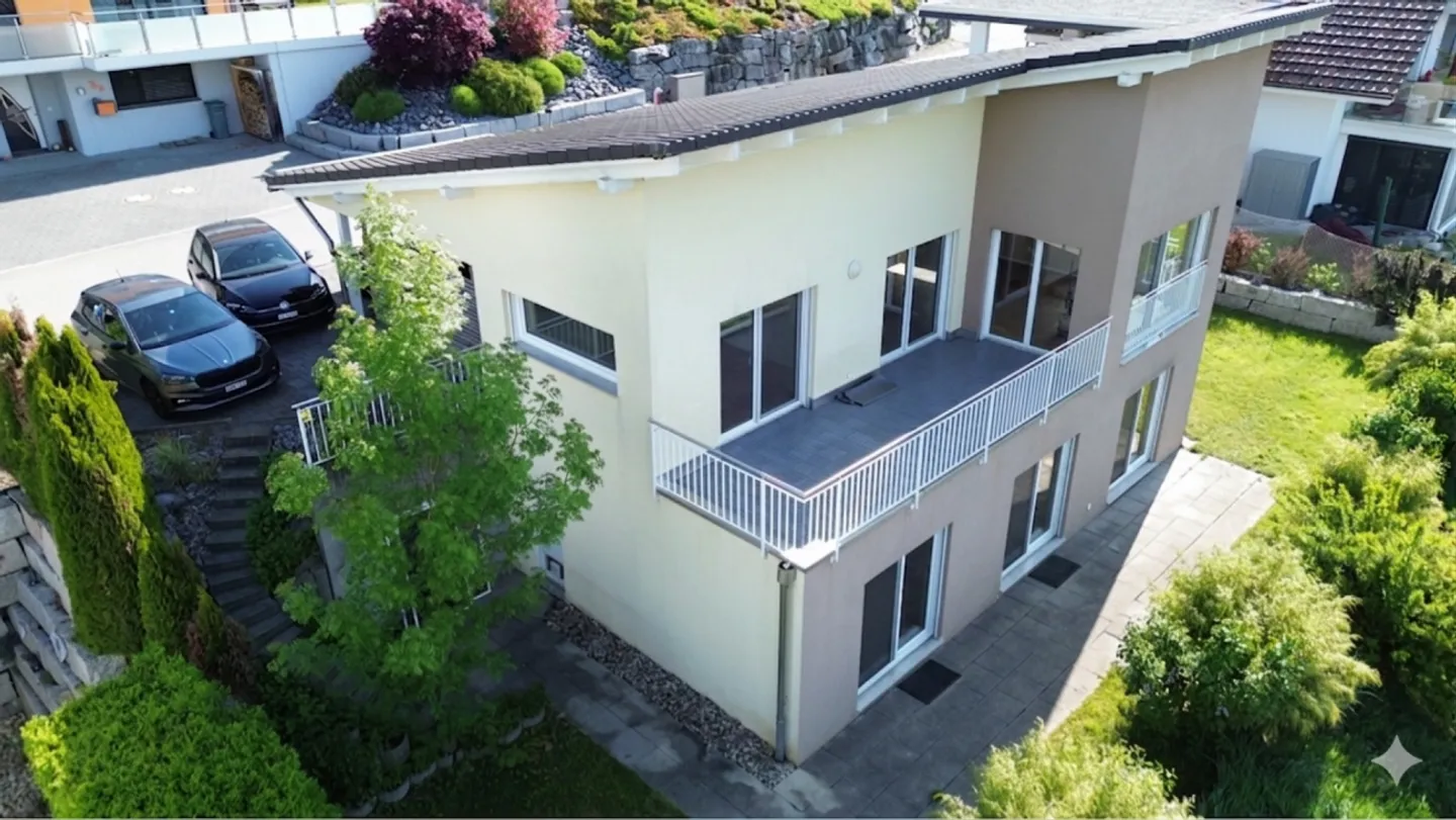 Exclusive living in sunny hillside location with a wide view - Photo 2 of 13