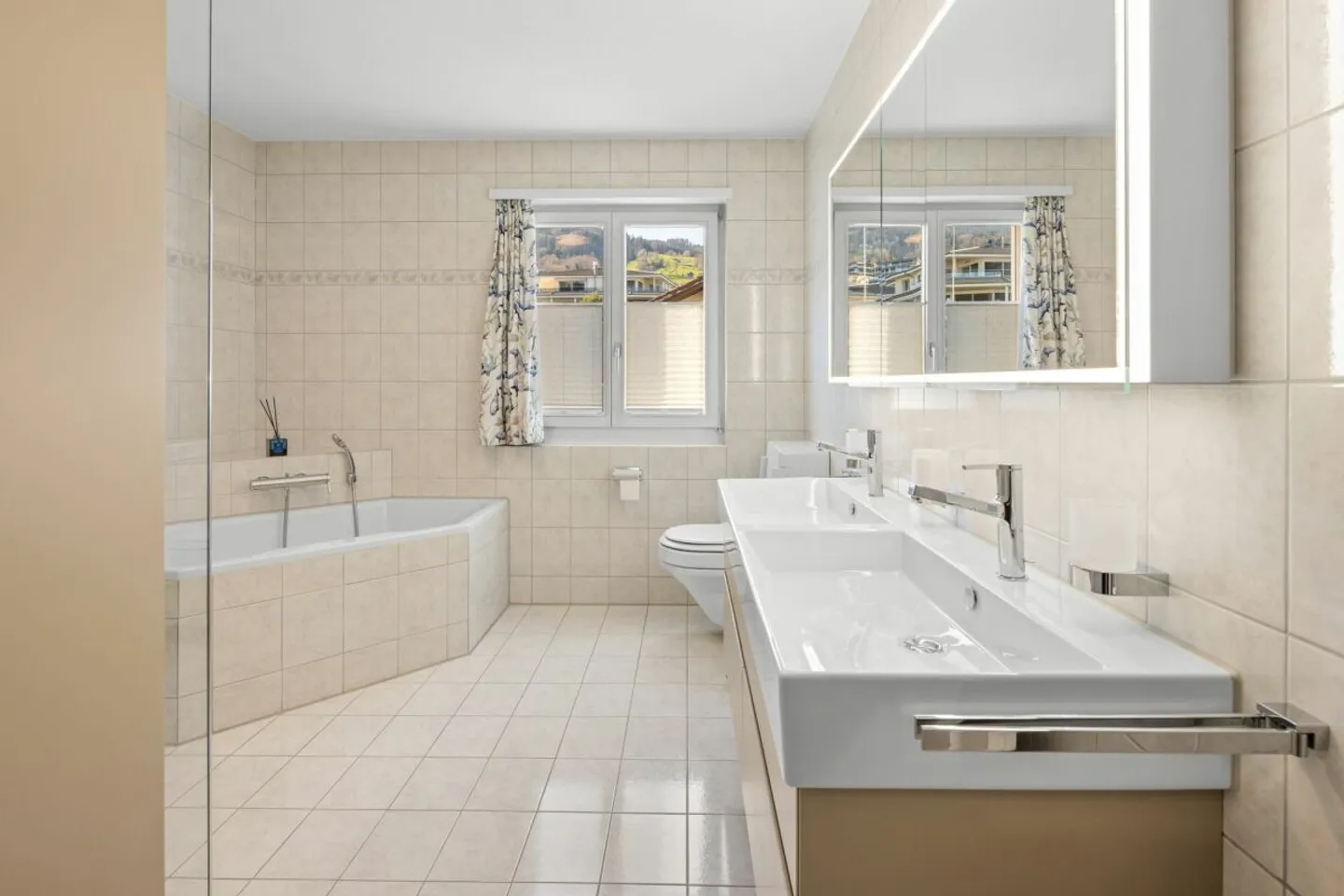 Zentrales Apartment mit Seeblick - Foto 9 von 13