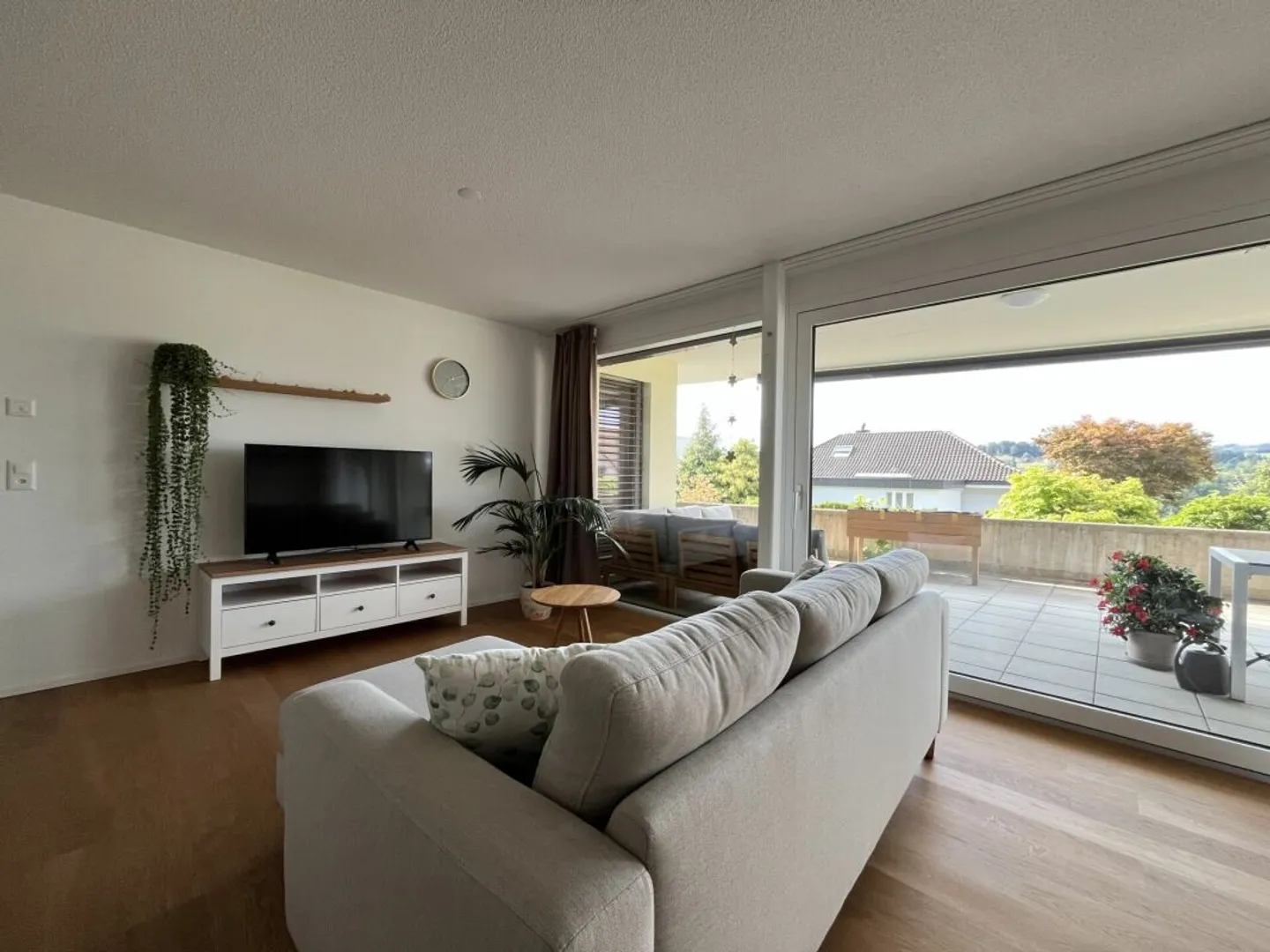 Modern and bright 3.5-room ground floor apartment - Photo 1 of 12