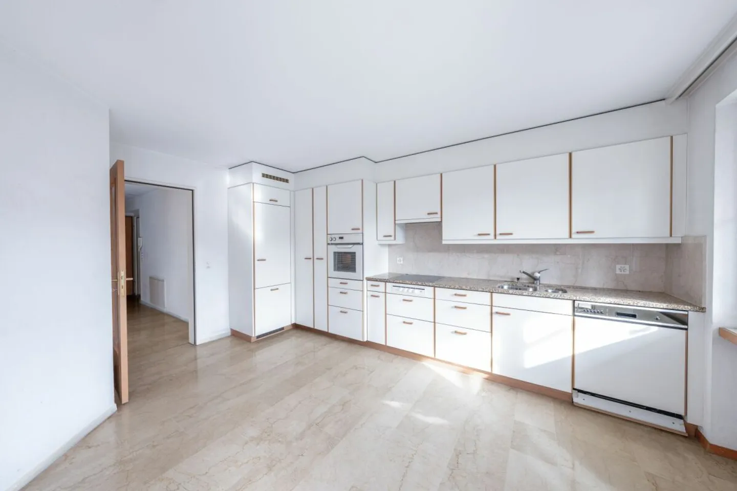 Well-maintained condominium with balcony, cellar, and three garage boxes - Photo 6 of 13