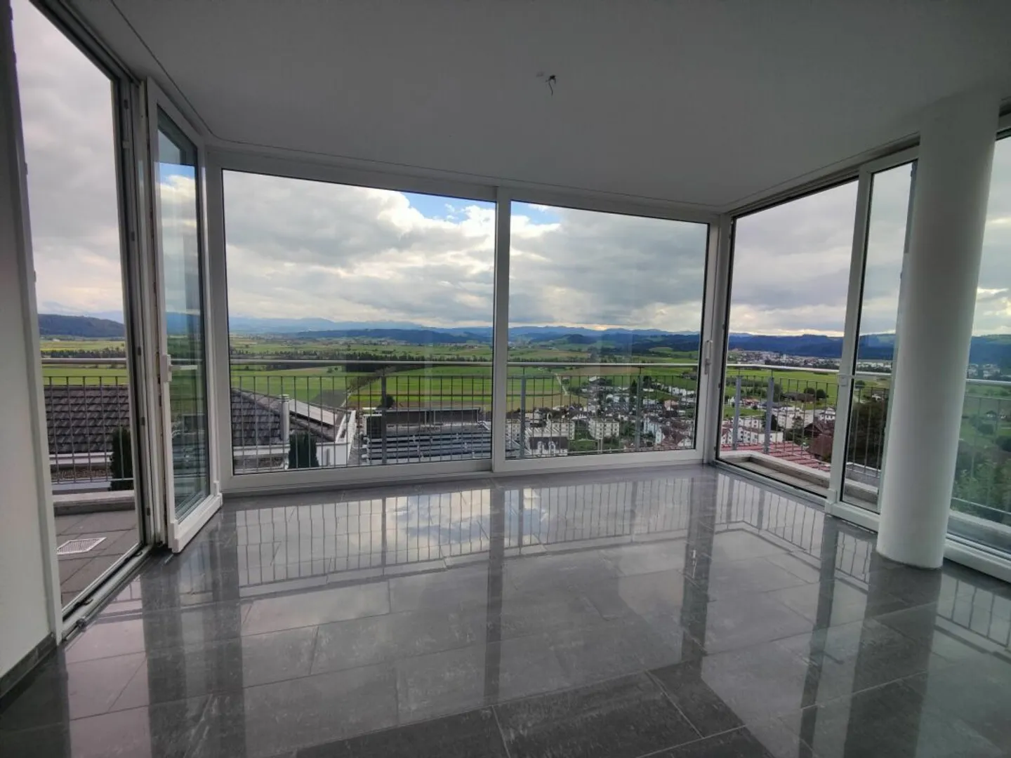 Exclusive terrace apartment with a view of nature and mountains - Photo 8 of 13