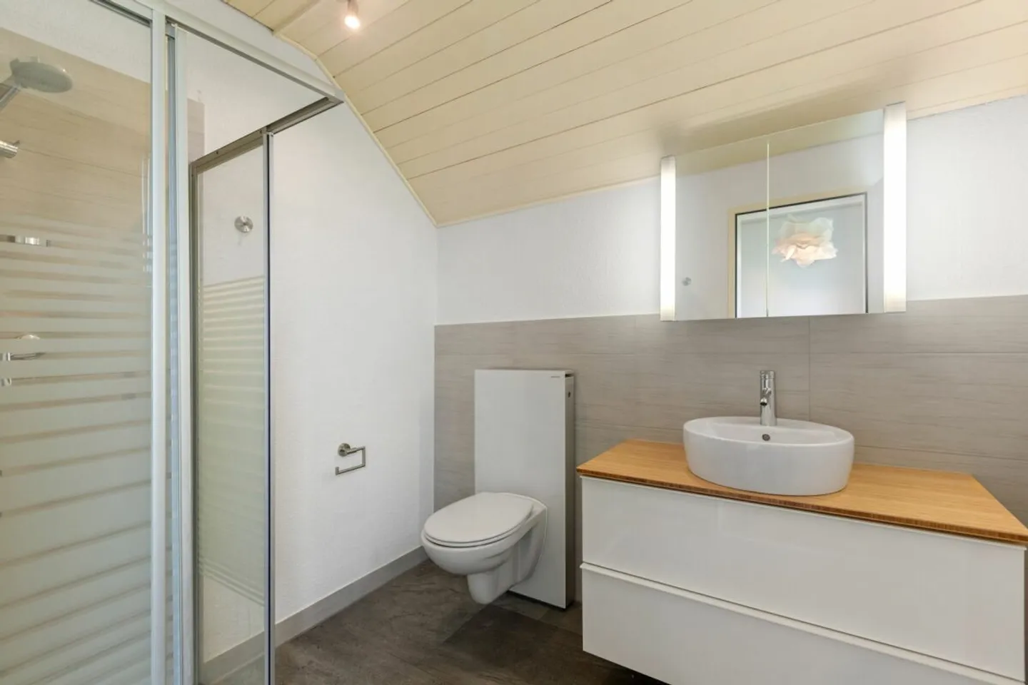 6.5-Room House with Plenty of Surroundings and Privacy - Photo 9 of 13