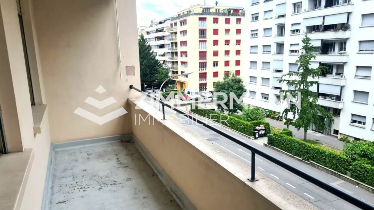 Carino studio con balcone a Charmilles! - Foto 1 di 4
