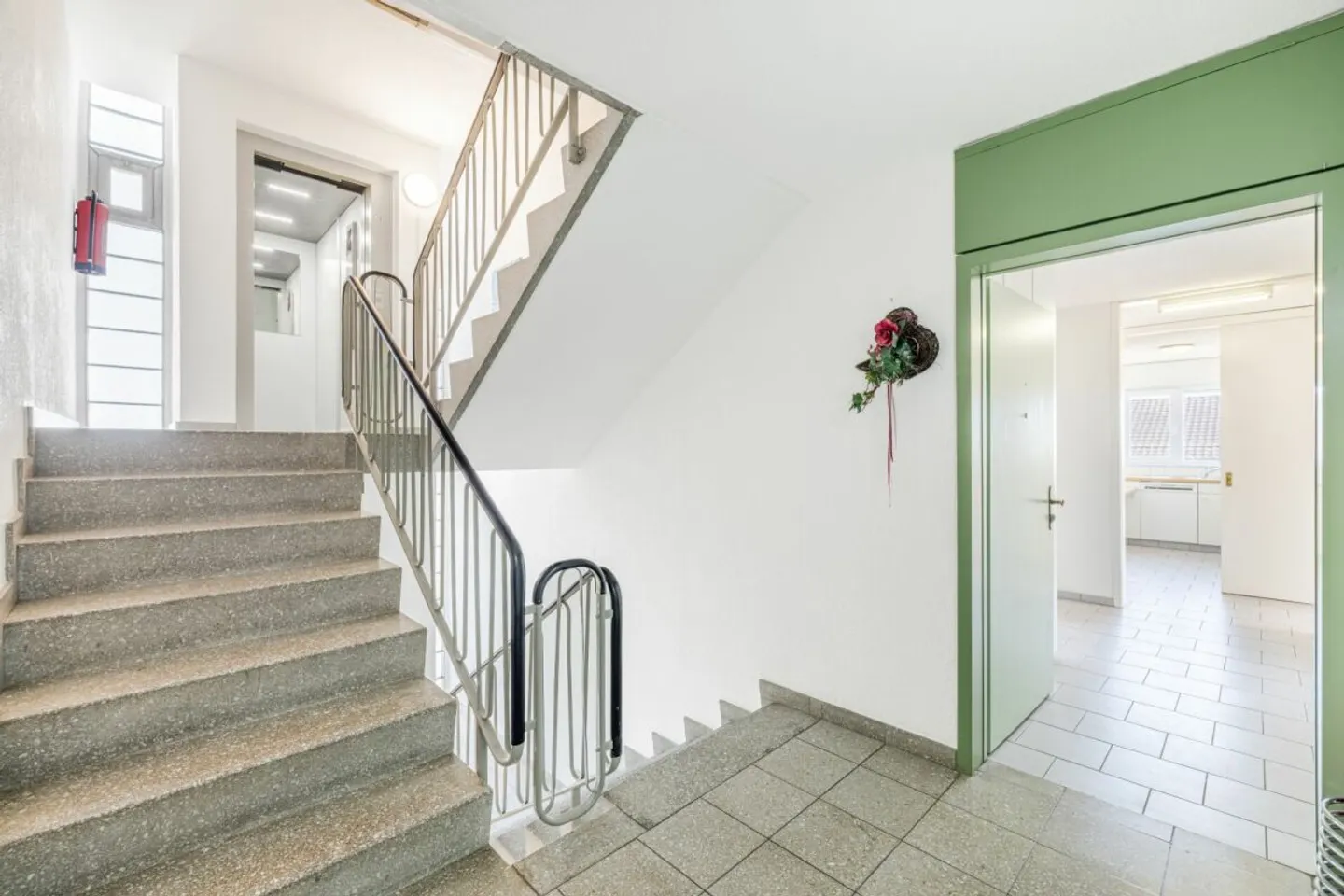 SPACIOUS 3.5-ROOM APARTMENT WITH SUNNY BALCONY AND INDIVIDUAL EXPANSION POTENTIAL - Photo 2 of 9