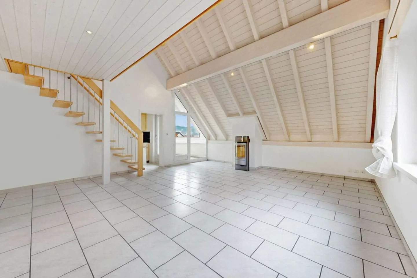 Bright 3.5-room maisonette apartment in a quiet yet central location - Photo 4 of 13